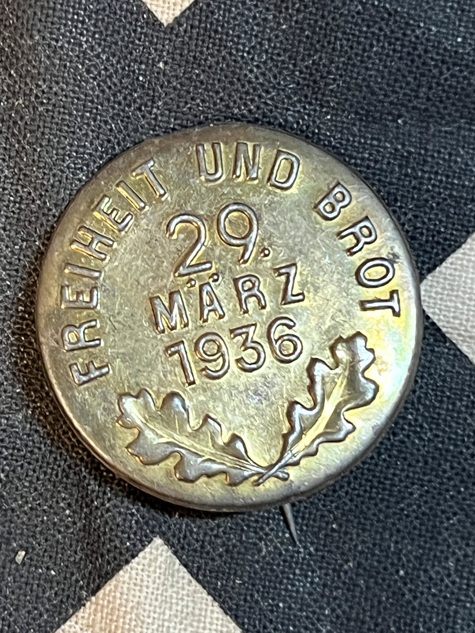 WW2 GERMAN 1936 FREIHEIT UND BROT TINNIE: WW2 GERMAN 1936 FREIHEIT UND BROT TINNIE. IN MINT OVERALL SHAPE AND CONDITION WITH A BEAUTIFUL OVERALL PATINA. A GREAT FIND AND AN EXCELLENT ADDITION TO YOUR COLLECTION.