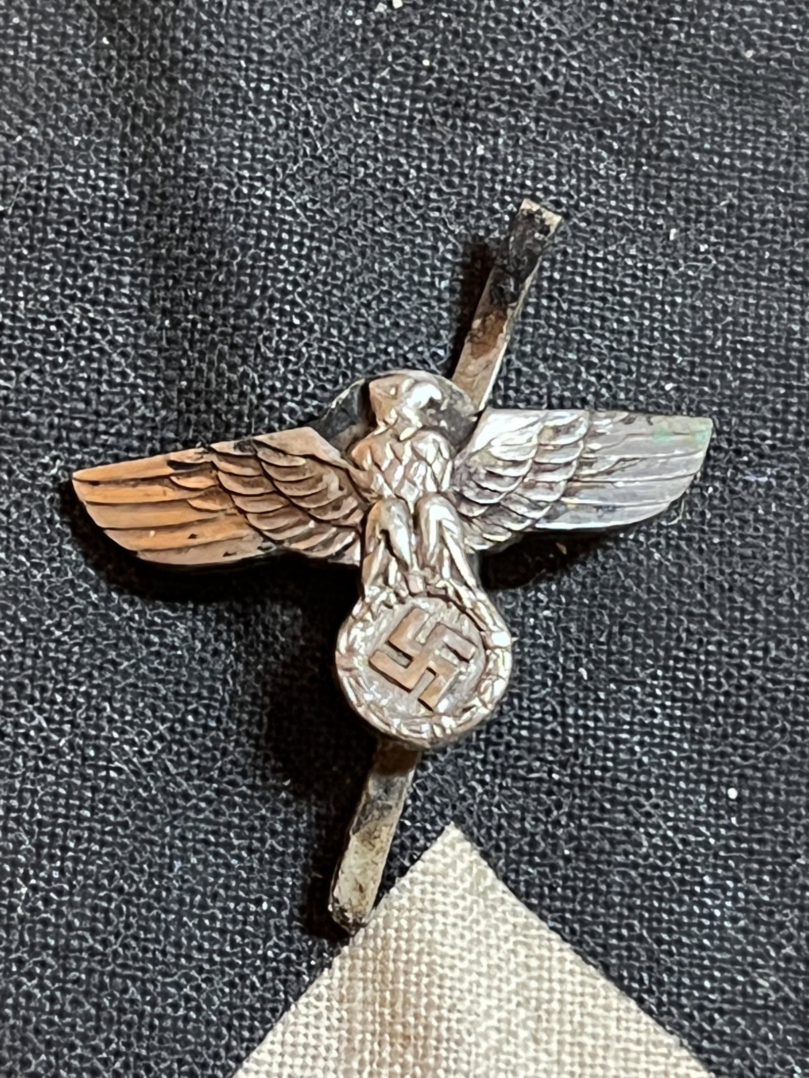 WW2 GERMAN NAZI DAGGER EAGLE INSIGNIA MAKER MARKED: WW2 GERMAN NAZI DAGGER EAGLE INSIGNIA MAKER MARKED. IN GOOD OVERALL SHAPE AND CONDITION WITH A BEAUTIFUL OVERALL PATINA. HAS A GREAT LOOK TO IT WITH AN EXCELLENT OVERALL EYE APPEAL. A GREAT FIND AND A