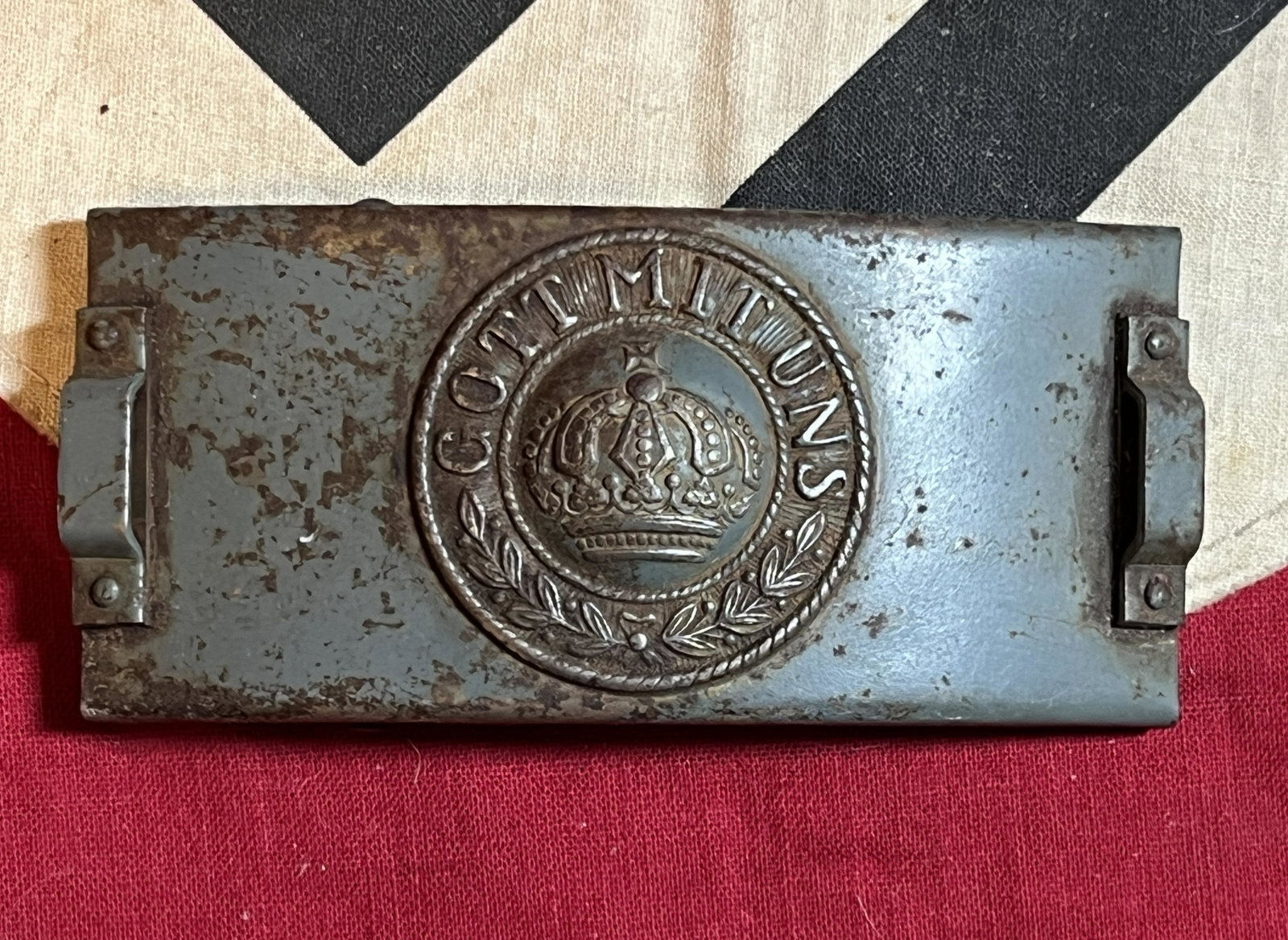WW1 GERMAN PRUSSIAN GOTT MIT UNS BELT BUCKLE: WW1 GERMAN PRUSSIAN GOTT MIT UNS BELT BUCKLE. A RARE FIND. THIS IS A LARGER AND LONGER BELT BUCKLE. HAS A GREAT LOOK TO IT WITH AN EXCELLENT OVERALL EYE APPEAL. PLEASE VIEW ALL DETAILED PICTURES. A GR