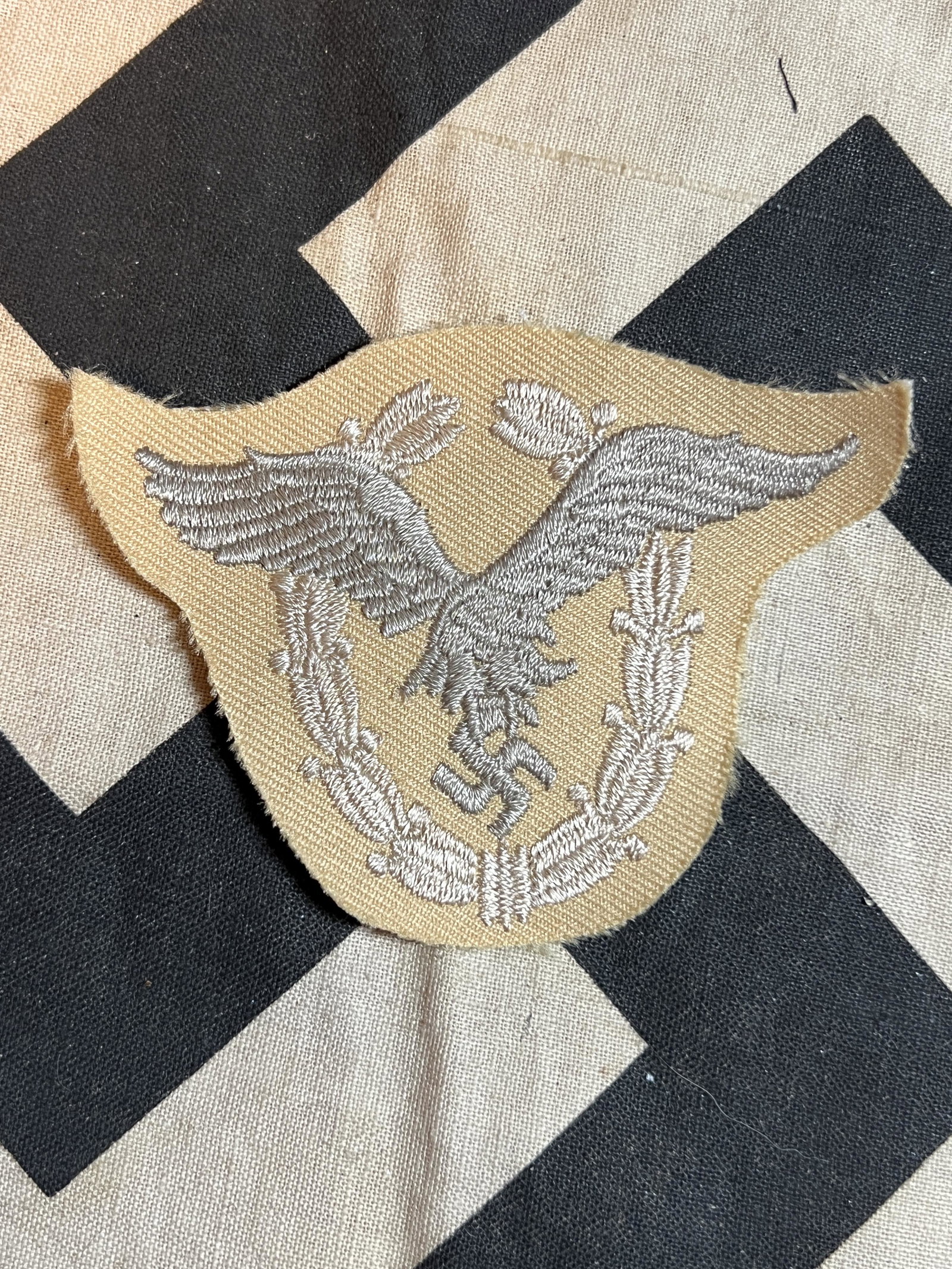 WW2 GERMAN LUFTWAFFE PILOTS INSIGNIA: WW2 GERMAN LUFTWAFFE PILOTS INSIGNIA. IN GOOD OVERALL SHAPE AND CONDITION. A GREAT FIND AND AN EXCELLENT ADDITION TO YOUR COLLECTION.