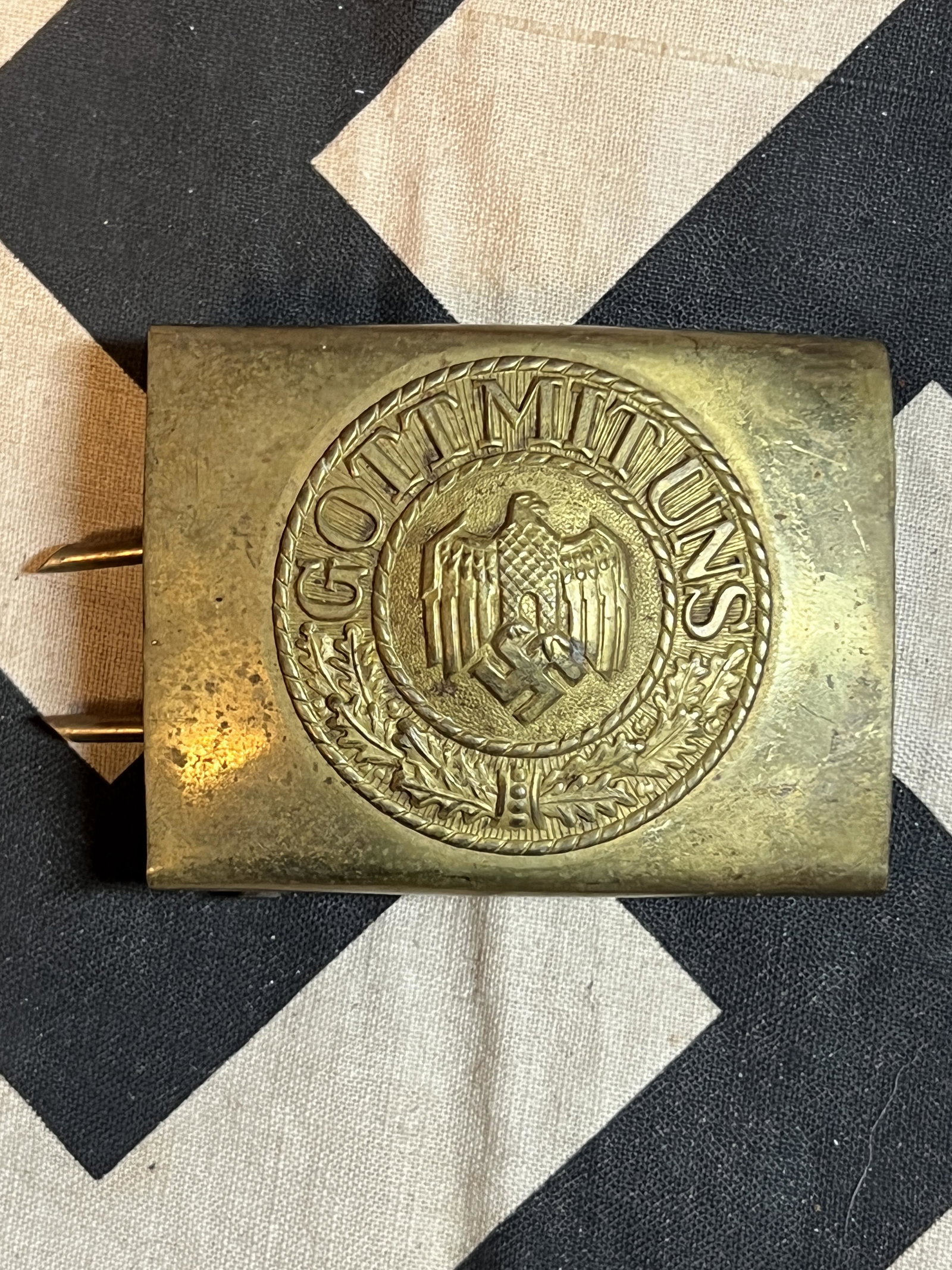 WW2 GERMAN GOTT MIT UNS BELT BUCKLE IN GOLD: WW2 GERMAN GOTT MIT UNS BELT BUCKLE IN GOLD. IN GOOD OVERALL SHAPE AND CONDITION WITH A BEAUTIFUL OVERALL PATINA. HAS A GREAT LOOK TO IT WITH AN EXCELLENT OVERALL EYE APPEAL. A GREAT FIND AND AN EXCEL