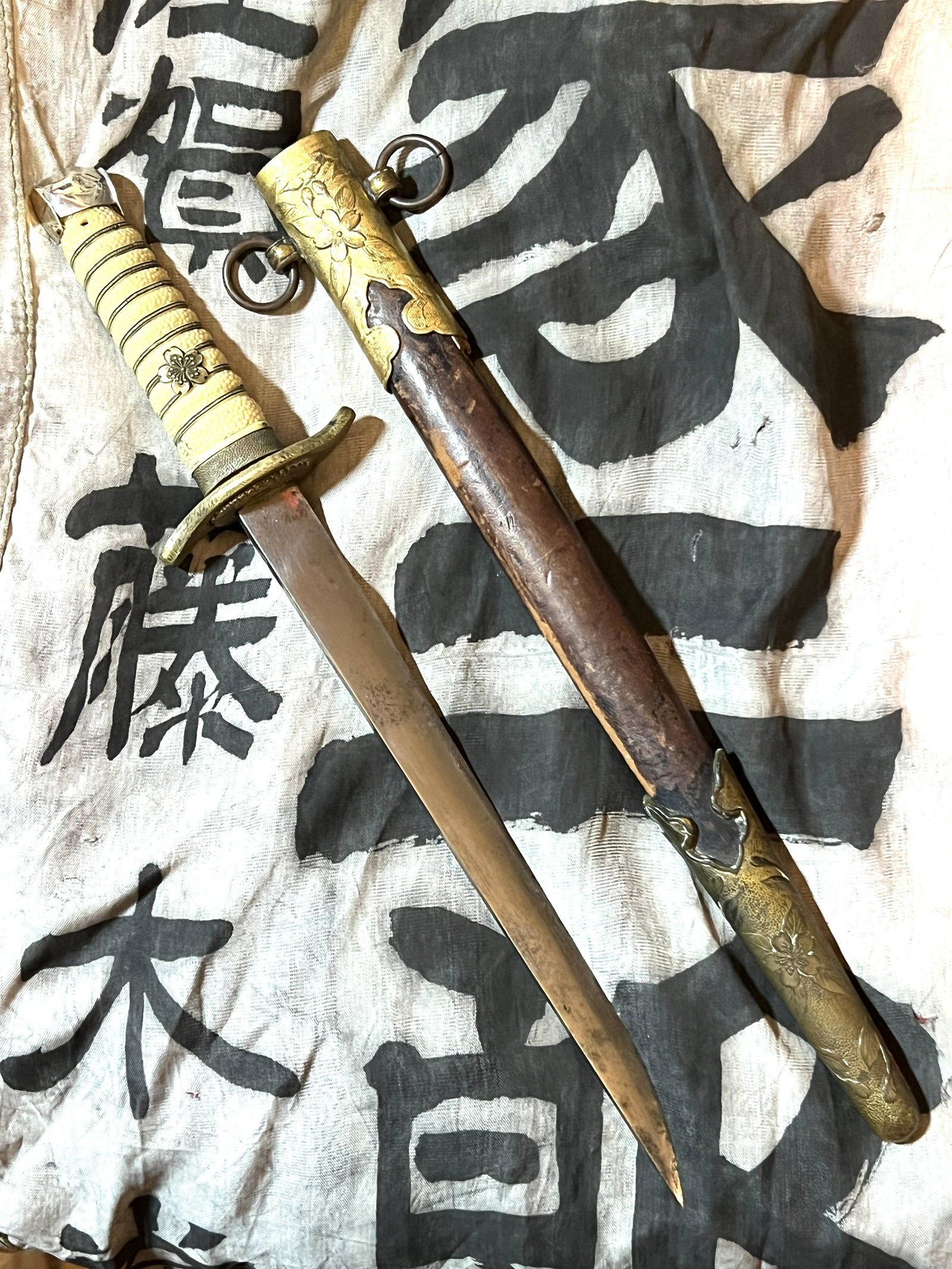WW2 JAPANESE NAVAL ADMIRAL DAGGER W/SHEATH: WW2 JAPANESE NAVAL ADMIRAL DAGGER W/SHEATH. A RARE FIND. IT IS IN MINT OVERALL SHAPE AND CONDITION WITH A BEAUTIFUL OVERALL PATINA. HAS A GREAT LOOK TO IT WITH AN EXCELLENT OVERALL EYE APPEAL. A GREAT