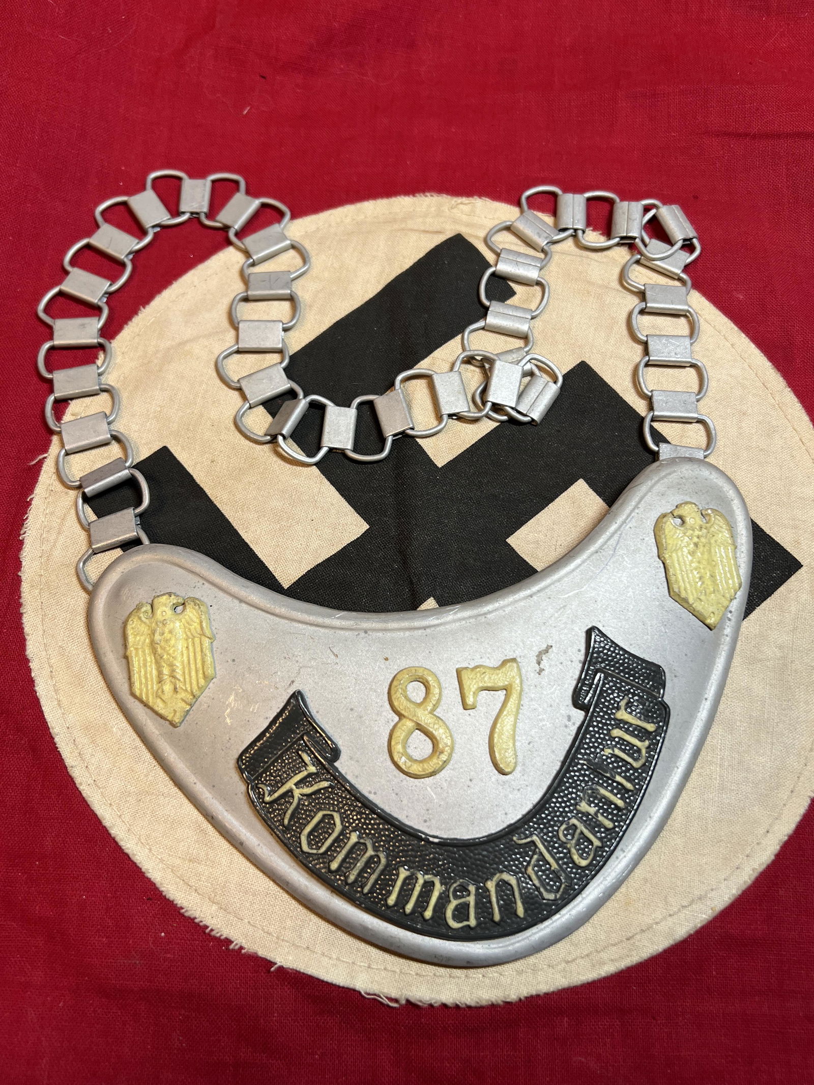 WW2 GERMAN 3RD REICH HEER KOMMANDANTUR GORGET: WW2 GERMAN 3RD REICH HEER KOMMANDANTUR GORGET. A VERY RARE FIND. HAS THE MAKER MARKS ON THE BACK HOOK OF THE GORGET. THIS GORGET SHOWS A TON OF WEAR WITH A BEAUTIFUL BATTLE USED PATINA. PLEASE VIEW AL
