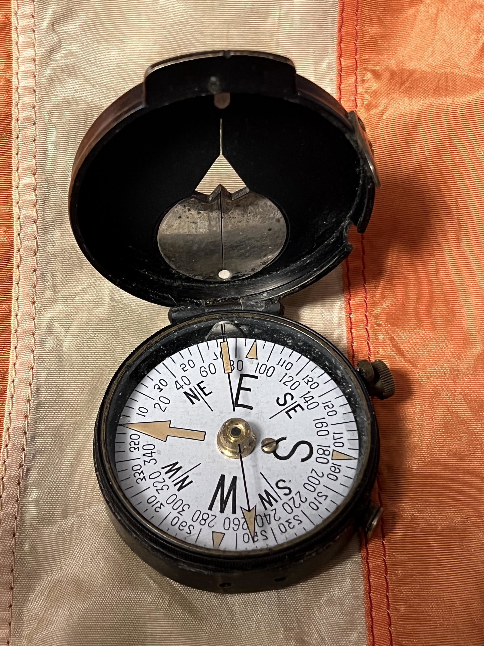 WW2 U.S. ENGINEERING CORPS COMPASS: WW2 U.S. ENGINEERING CORPS COMPASS. IN MINT OVERALL SHAPE AND CONDITION. HAS A GREAT LOOK TO IT WITH AN EXCELLENT OVERALL EYE APPEAL. PLEASE VIEW ALL DETAILED PICTURES. A GREAT FIND AND AN EXCELLENT A