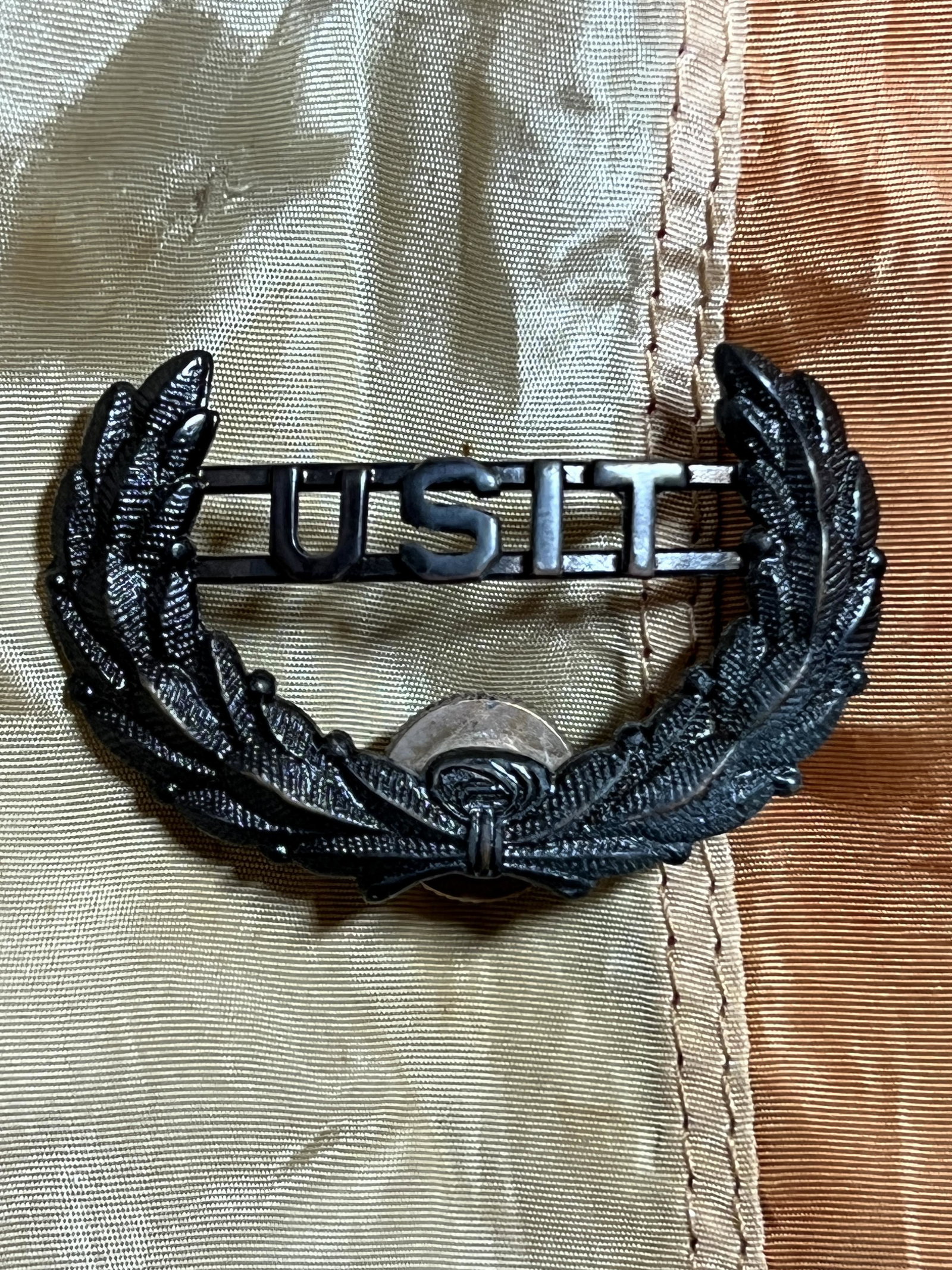 WW1 US ARMY INTELLIGENCE CORPS HAT WREATH: WW1 US ARMY INTELLIGENCE CORPS HAT WREATH. A RARE FIND. IT IS MINT OVERALL SHAPE AND CONDITION WITH A BEAUTIFUL OVERALL PATINA. A GREAT FIND AND AN EXCELLENT ADDITION TO YOUR COLLECTION.