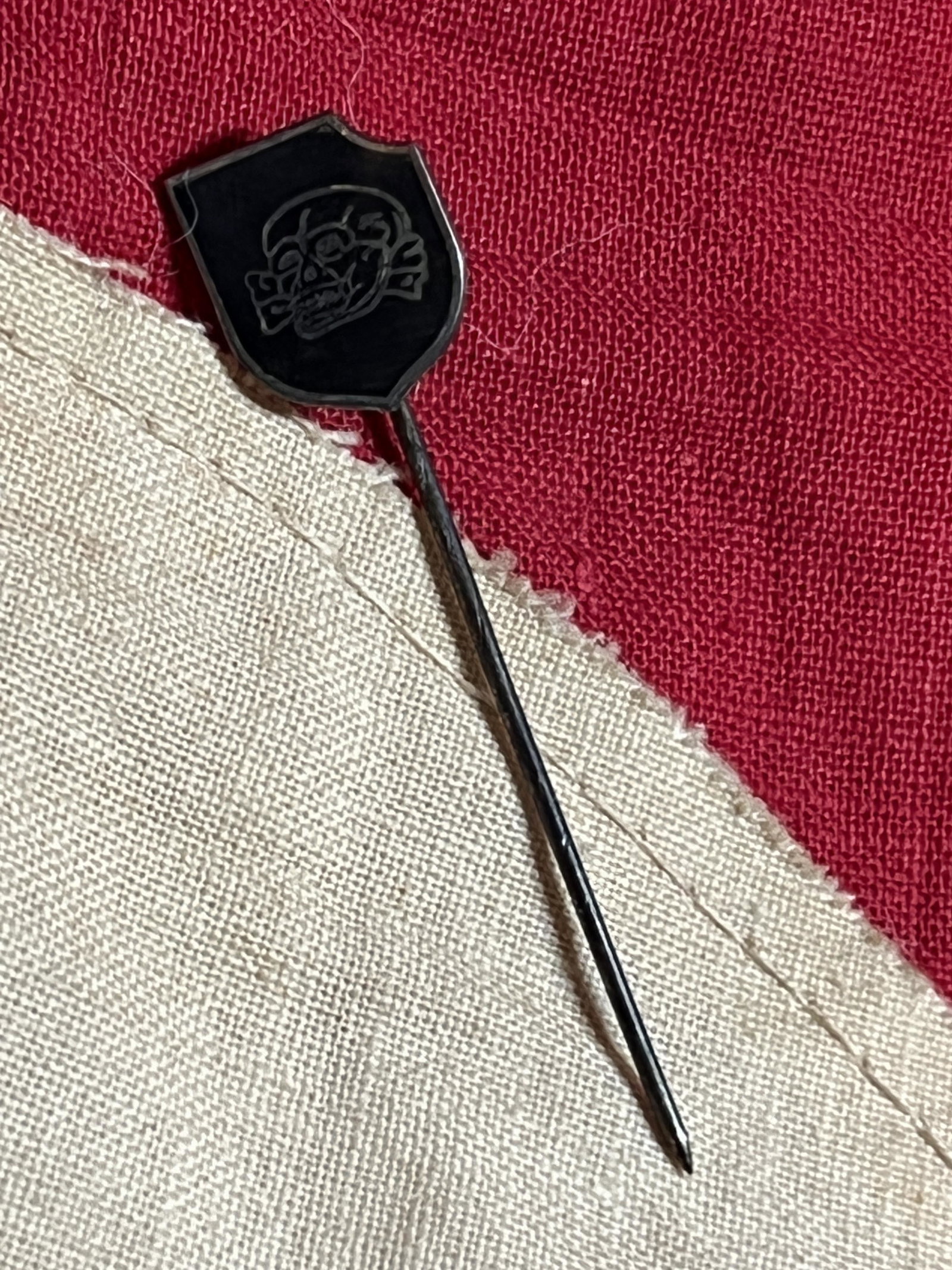WW2 GERMAN TOTENKOPF SKULL PIN: WW2 GERMAN TOTENKOPF SKULL PIN. A RARE FIND. IT IS IN MINT OVERALL SHAPE AND CONDITION WITH A BEAUTIFUL OVERALL PATINA. A GREAT FIND AND AN EXCELLENT ADDITION TO YOUR COLLECTION.