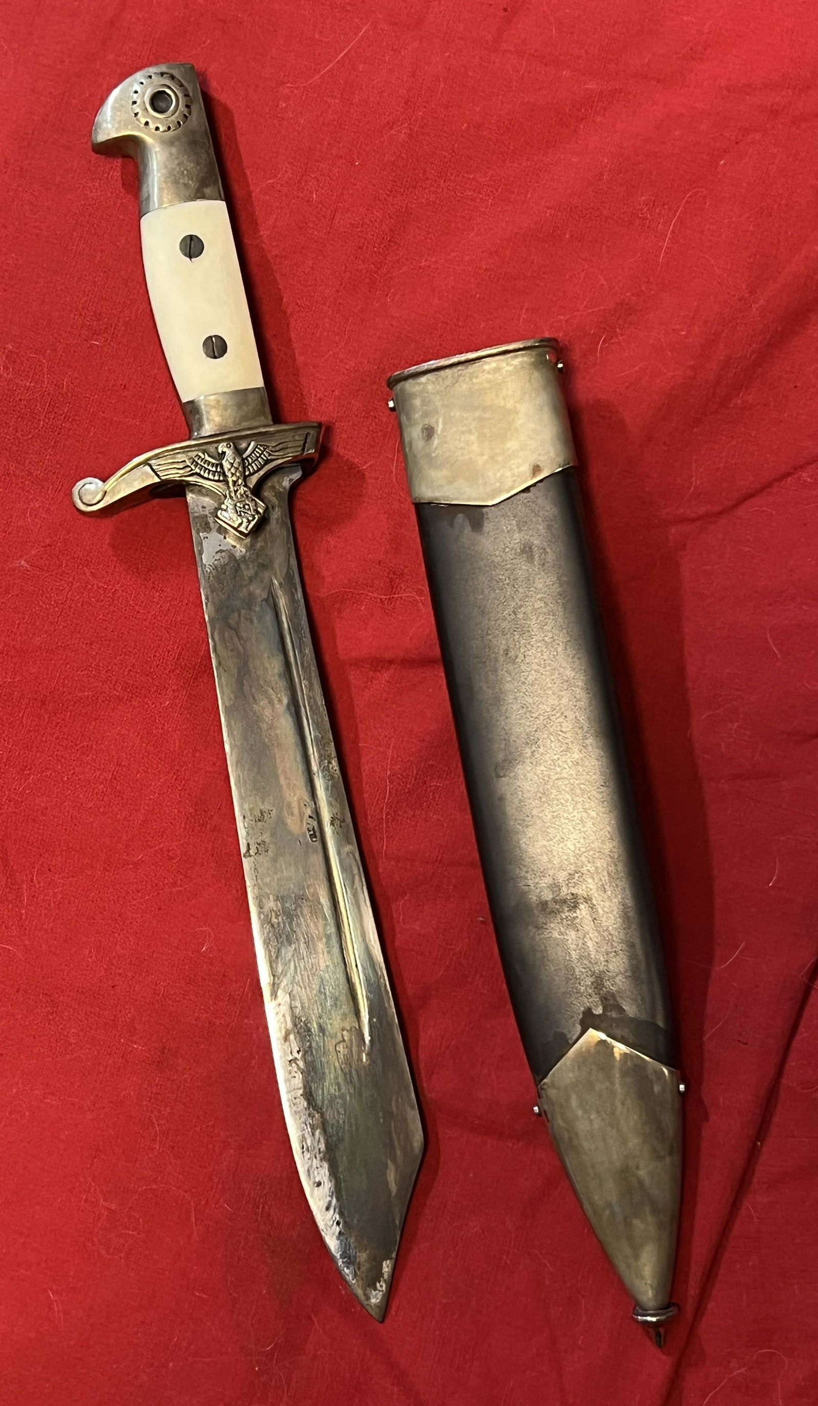 WW2 GERMAN NAZI TENO DRESS DAGGER WITH SHEATH: WW2 GERMAN NAZI TENO DRESS DAGGER WITH SHEATH. MAKER MARKED EICKHORN SOLINGEN - GES. GESCH. A RARE FIND. IT IS IN MINT OVERALL SHAPE AND CONDITION WITH A BEAUTIFUL OVERALL PATINA. PLEASE VIEW ALL DETA