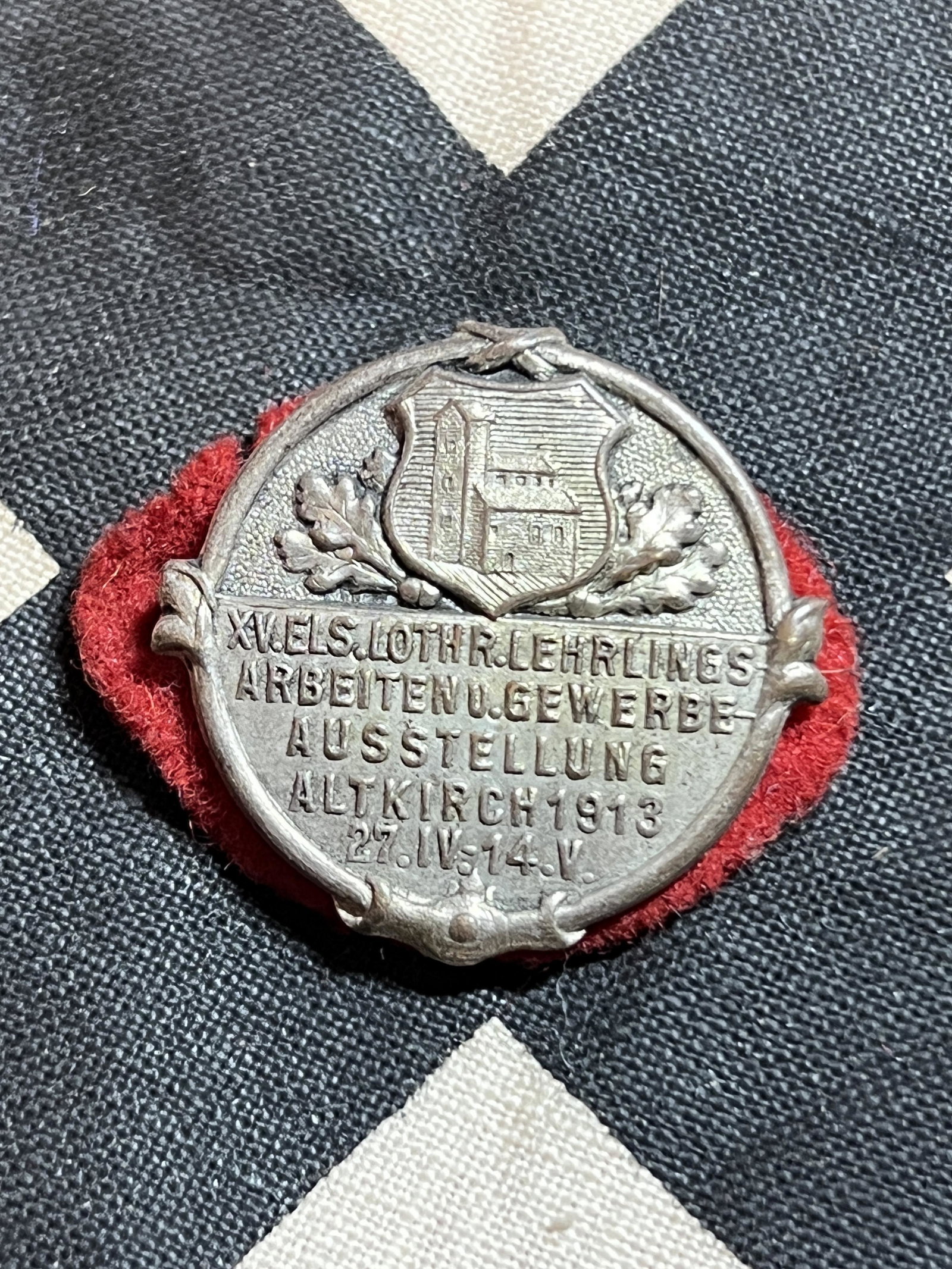 RARE WW1 GERMAN 1913 TINNIE: RARE WW1 GERMAN 1913 TINNIE. A RARE FIND. IT IS IN MINT OVERALL SHAPE AND CONDITION WITH A BEAUTIFUL OVERALL PATINA. A GREAT FIND AND AN EXCELLENT ADDITION TO YOUR COLLECTION.