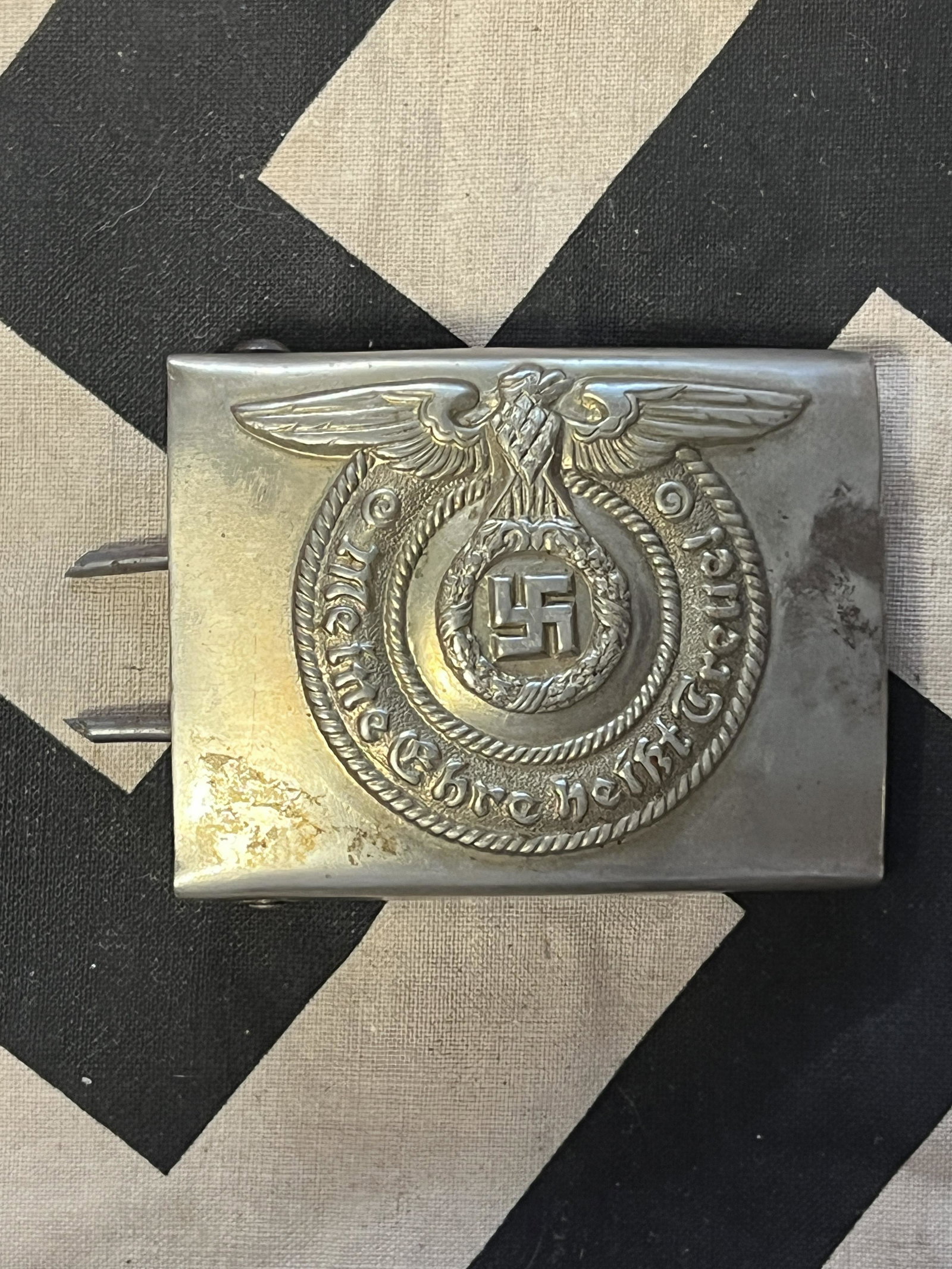 RARE WW2 GERMAN SS OFFICER BELT BUCKLE: RARE WW2 GERMAN SS OFFICER BELT BUCKLE. A RARE FIND. IT IS IN MINT OVERALL SHAPE AND CONDITION WITH A BEAUTIFUL OVERALL PATINA. HAS A GREAT LOOK TO IT WITH AN EXCELLENT OVERALL EYE APPEAL. A GREAT FIN