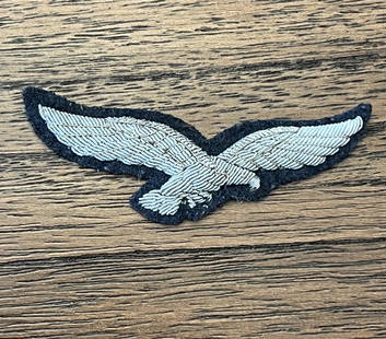 SCARCE WW2 GERMAN LUFTWAFFE PILOTS EAGLE INSIGNIA: SCARCE WW2 GERMAN LUFTWAFFE PILOTS EAGLE INSIGNIA. IN GOOD SHAPE AND OVERALL CONDITION. WAS BROUGHT BACK HOME BY A VET. A GREAT FIND AND AN EXCELLENT ADDITION TO YOUR COLLECTION.