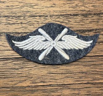 WW2 GERMAN GLIDER PILOTS SLEEVE INSIGNIA: WW2 GERMAN GLIDER PILOTS SLEEVE INSIGNIA. A RARE FIND. IT IS IN MINT OVERALL SHAPE AND CONDITION WITH A BEAUTIFUL OVERALL PATINA. HAS A GREAT LOOK TO IT WITH AN EXCELLENT OVERALL EYE APPEAL. PLEASE