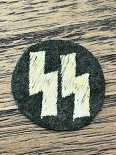 RARE WW2 GERMAN WAFFEN SS SLEEVE INSIGNIA: RARE WW2 GERMAN WAFFEN SS SLEEVE INSIGNIA. A RAR FIND. IT IS IN MINT OVERALL SHAPE AND CONDITION WITH A BEAUTIFUL OVERALL PATINA. WAS BROUGHT BACK HOME BY A VET. HAS A GREAT LOOK TO IT WITH AN