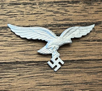 RARE WW2 GERMAN LUFTWAFFE EAGLE INSIGNIA: RARE WW2 GERMAN LUFTWAFFE EAGLE INSIGNIA. A RARE FIND. IT IS IN MINT OVERALL SHAPE AND CONDITION WITH A BEAUTIFUL OVERALL PATINA. HAS A GREAT LOOK TO IT WITH AN EXCELLENT OVERALL EYE APPEAL. A GREAT