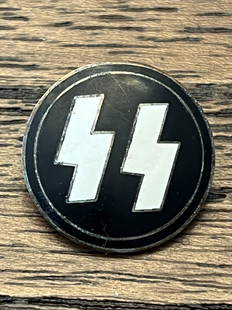 WW2 GERMAN WAFFEN SS LAPEL PIN W/MAKER MARKS: WW2 GERMAN WAFFEN SS LAPEL PIN W/MAKER MARKS. A RARE FIND. IT IS IN MINT OVERALL SHAPE AND CONDITION WITH A BEAUTIFUL OVERALL PATINA. HAS A GREAT LOOK TO IT WITH AN EXCELLENT OVERALL EYE APPEAL.