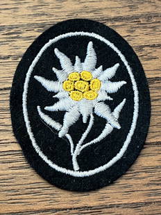 WW2 GERMAN SS MOUNTAIN TROOPS EDELWEISS SLEEVE PATCH: WW2 GERMAN SS MOUNTAIN TROOPS EDELWEISS SLEEVE PATCH. A RARE FIND. WAS BROUGHT BACK HOME BY A VET. IT IS IN MINT OVERALL SHAPE AND CONDITION WITH A BEAUTIFUL OVERALL PATINA. A GREAT FIND AND AN