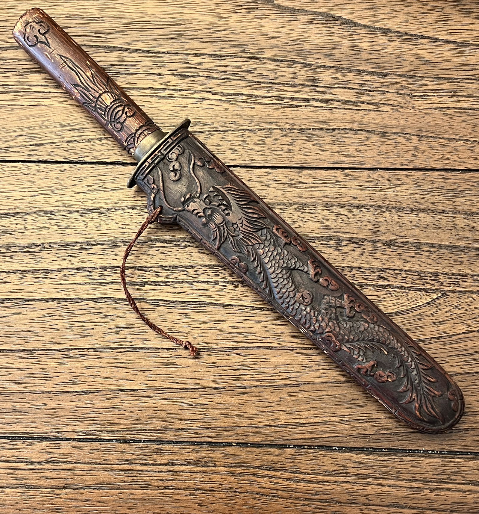 WW2 JAPANESE ORNATE ENGRAVED SHEATH SIGNED DAGGER: WW2 JAPANESE ORNATE ENGRAVED SHEATH SIGNED DAGGER. BELONGED TO A JAPANESE OFFICER AND WAS BROUGHT BACK HOME BY A VET. COMES WITH THE ORIGINAL SHEATH. THE BLADE IS SIGNED. PLEASE VIEW ALL DETAILED PICT
