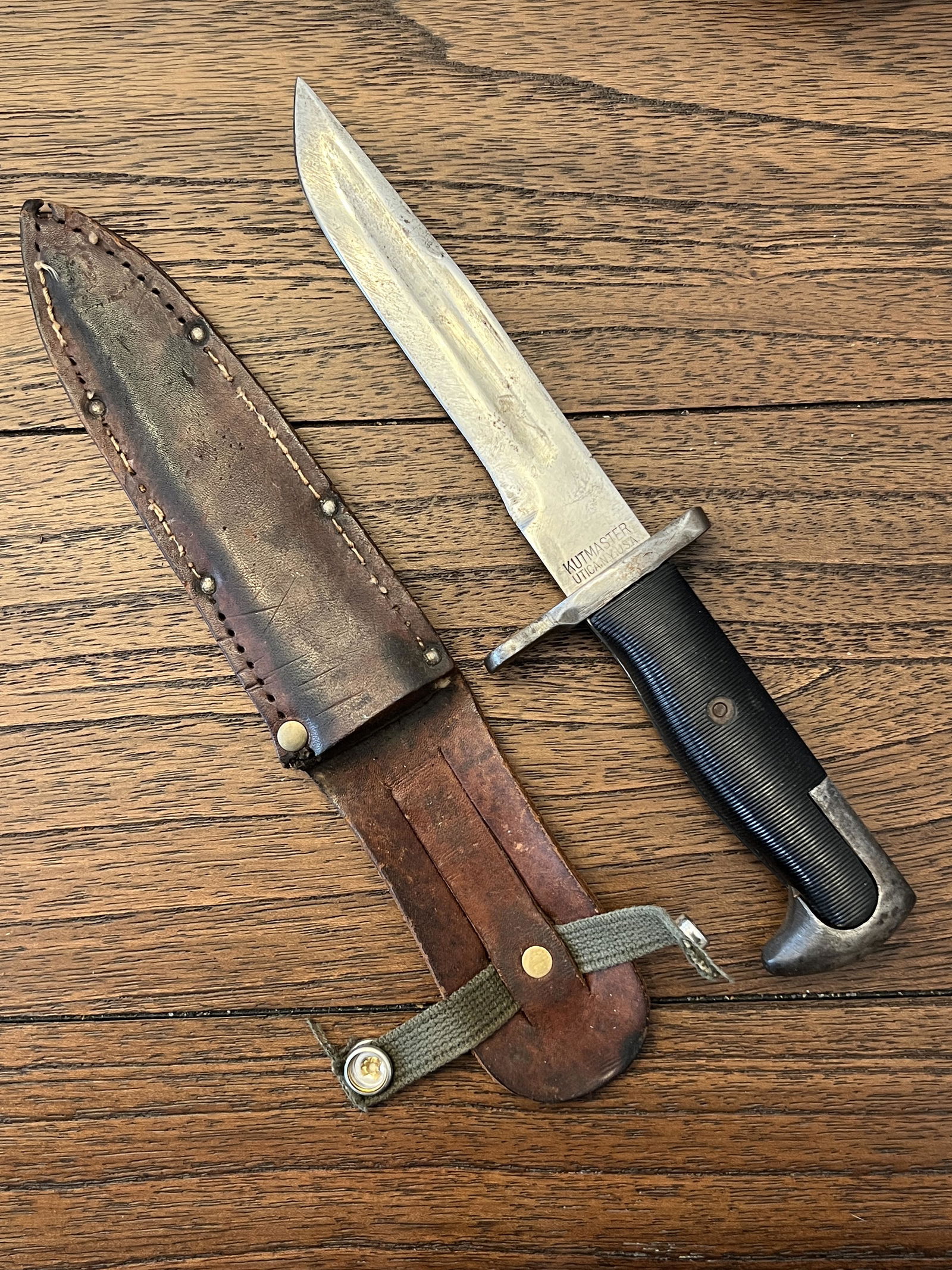 RARE WW2 US SOLIDERS FIGHTING DAGGER W/SHEATH KUTMASTER: RARE WW2 US SOLIDERS FIGHTING DAGGER W/SHEATH KUTMASTER. A RARE FIND. IT IS IN MINT OVERALL SHAPE AND CONDITION WITH A BEAUTIFUL OVERALL PATINA. A GREAT FIND AND AN EXCELLENT ADDITION TO YOUR COLLECTI