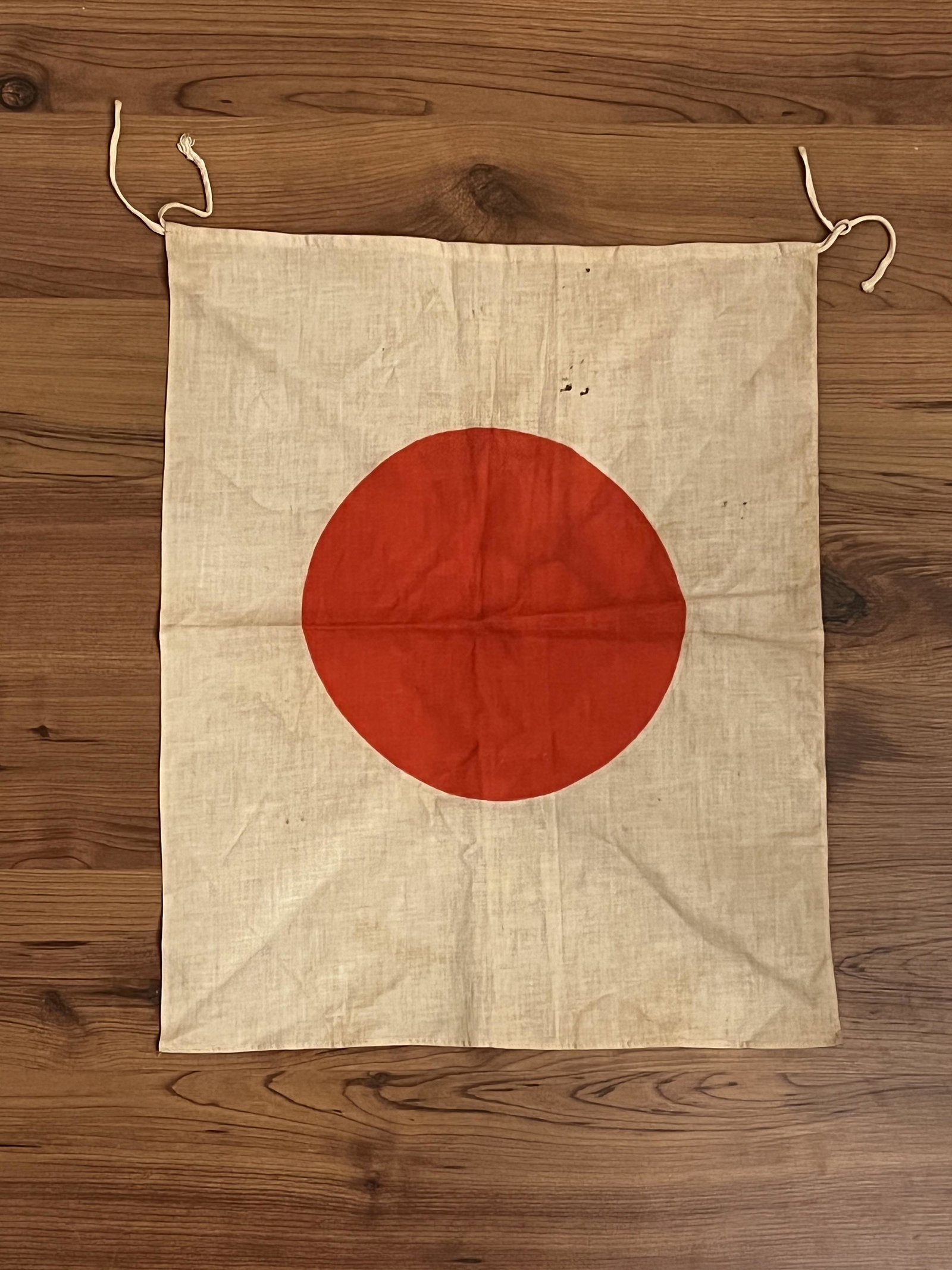 WW2 JAPANESE OFFICER SILK FLAG: WW2 JAPANESE OFFICER SILK FLAG. A RARE FIND. IT IS IN MINT OVERALL SHAPE AND CONDITION WITH A BEAUTIFUL OVERALL PATINA. A GREAT ADDITION TO YOUR COLLECTION.
