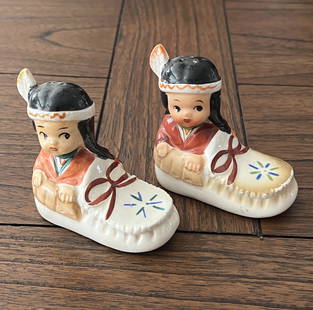 EARLY NATIVE AMERICAN PORCELAIN SALT/PEPPER SHAKERS: EARLY NATIVE AMERICAN PORCELAIN SALT/PEPPER SHAKERS. MADE IN JAPAN. A RARE FIND. THESE ARE IN MINT OVERALL SHAPE AND CONDITION WITH A BEAUTIFUL OVERALL PATINA. THESE ARE ALL HAND-MADE AND