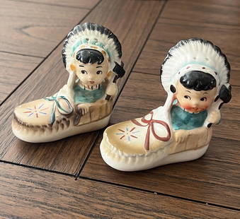 EARLY NATIVE AMERICAN PORCELAIN SALT/PEPPER SHAKERS: EARLY NATIVE AMERICAN PORCELAIN SALT/PEPPER SHAKERS. MADE IN JAPAN. A RARE FIND. THESE ARE IN MINT OVERALL SHAPE AND CONDITION WITH A BEAUTIFUL OVERALL PATINA. THESE ARE ALL HAND-MADE AND