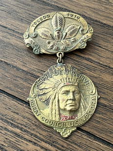 1910 TOLEDO NATIVE AMERICAN REPRESENTATIVE BAGE - GREAT COUNCIL U.S. IMP'D O.R.M.: 1910 TOLEDO NATIVE AMERICAN REPRESENTATIVE BAGE - GREAT COUNCIL U.S. IMP'D O.R.M. A RARE FIND. IT IS IN MINT OVERALL SHAPE AND CONDITION WITH A BEAUTIFUL OVERALL PATINA. A GREAT FIND AND AN EXCELLENT