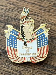 ANTIQUE DEGREE OF POCAHONTAS NATIVE AMERICAN BADGE: ANTIQUE DEGREE OF POCAHONTAS NATIVE AMERICAN BADGE. IN MINT OVERALL SHAPE AND CONDITION. A GREAT ADDITION TO YOUR COLLECTION.