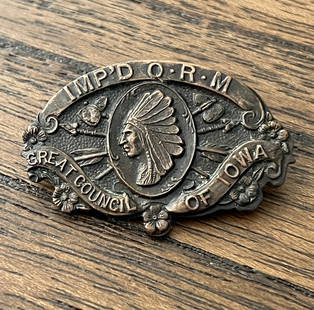 EARLY 1900'S NATIVE AMERICAN COUNCIL OF IOWA BADGE: EARLY 1900'S NATIVE AMERICAN COUNCIL OF IOWA BADGE. A RARE FIND. IT IS IN MINT OVERALL SHAPE AND CONDITION WITH A BEAUTIFUL OVERALL PATINA. A GREAT ADDITION TO YOUR COLLECTION.