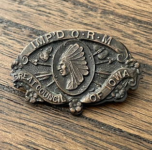 EARLY 1900'S NATIVE AMERICAN COUNCIL OF IOWA BADGE: EARLY 1900'S NATIVE AMERICAN COUNCIL OF IOWA BADGE. A RARE FIND. IT IS IN MINT OVERALL SHAPE AND CONDITION WITH A BEAUTIFUL OVERALL PATINA. A GREAT ADDITION TO YOUR COLLECTION.