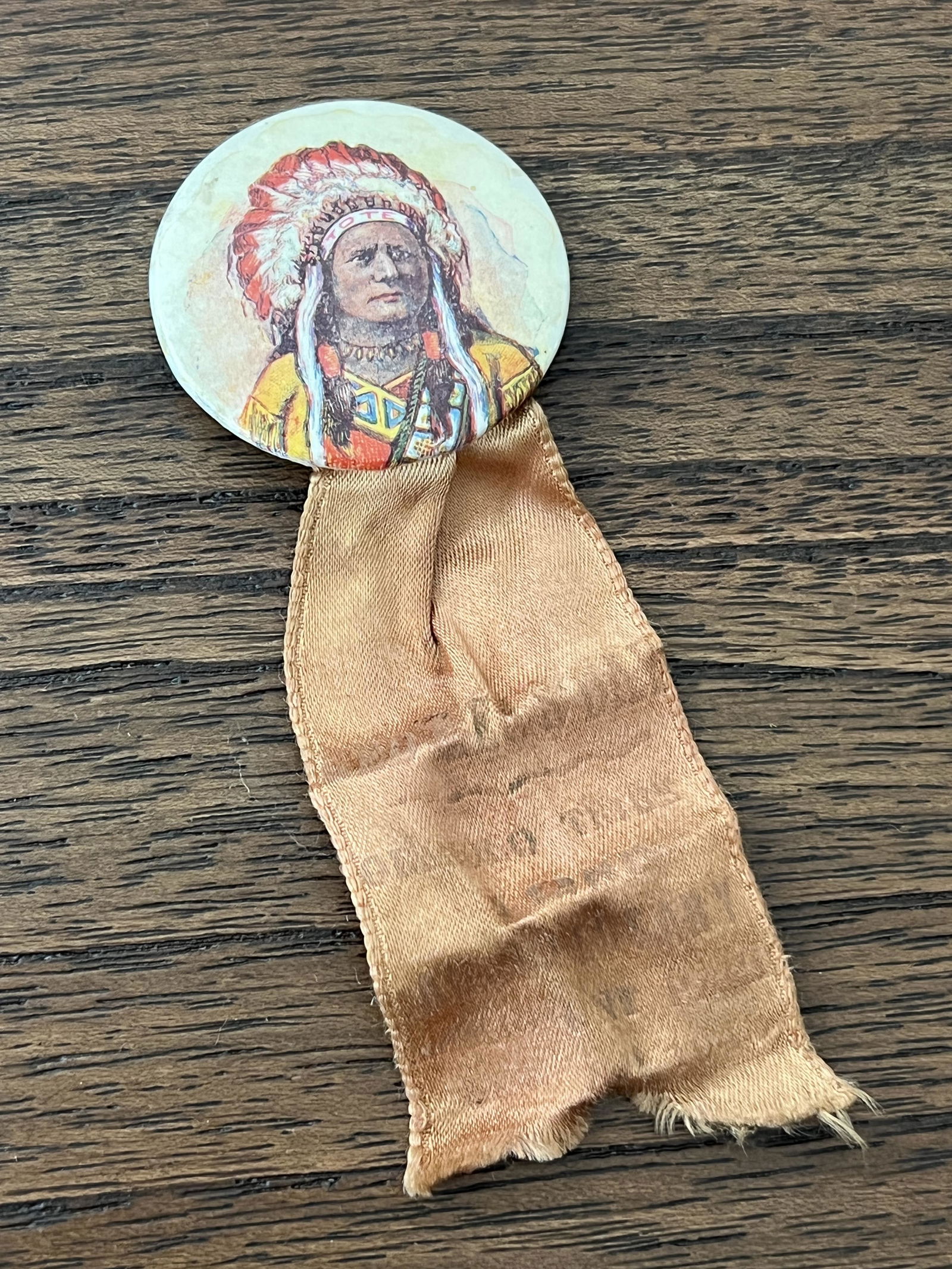 EARLY 1900'S NATIVE AMERICAN RED MEN BADGE W/RIBBON: EARLY 1900'S NATIVE AMERICAN RED MEN BADGE W/RIBBON. A RARE FIND. IT IS IN MINT OVERALL SHAPE AND CONDITION WITH A BEAUTIFUL OVERALL PATINA. HAS A GREAT LOOK TO IT WITH AN EXCELLENT OVERALL EYE APPEAL