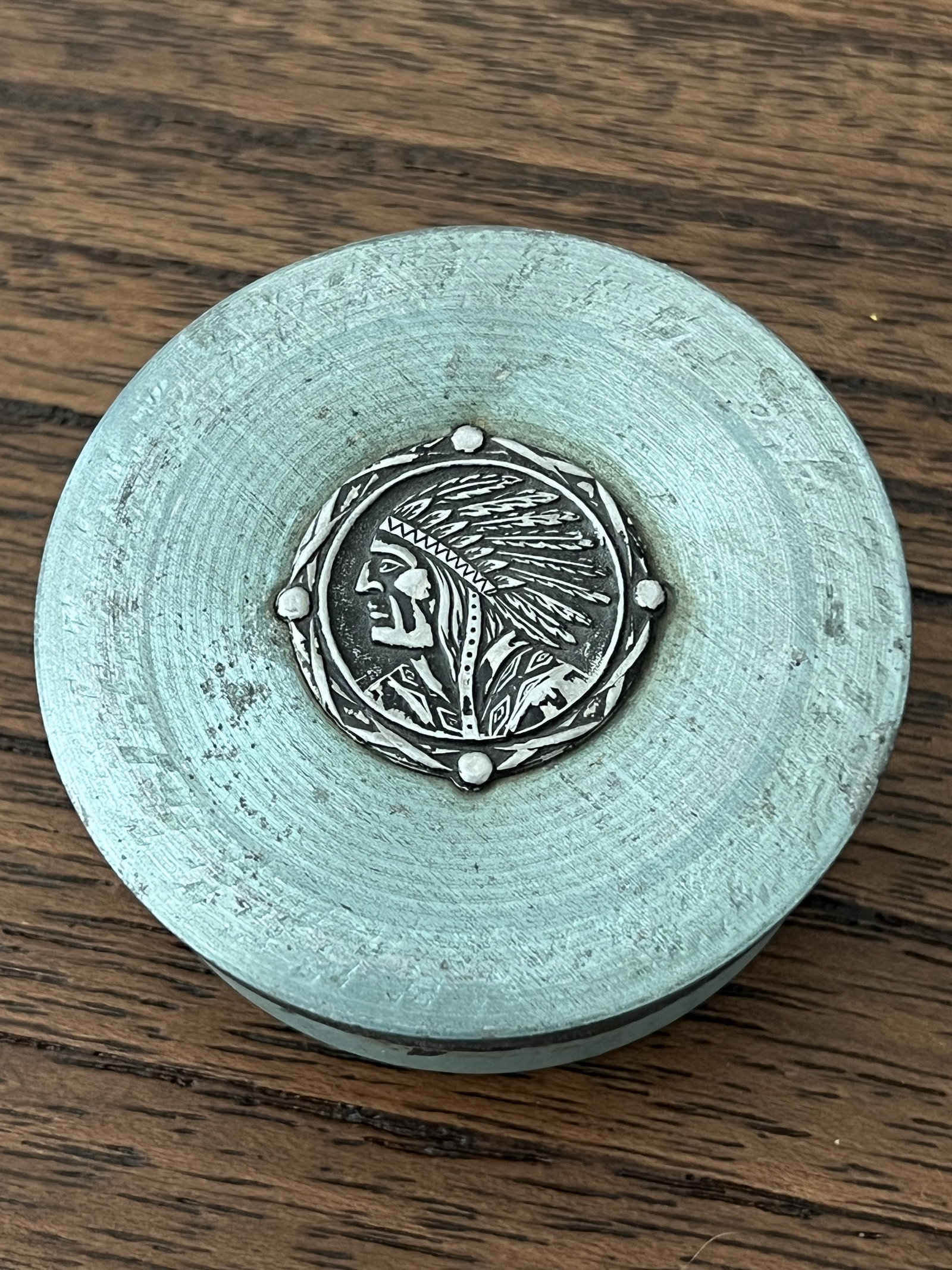 RARE EARLY NATIVE AMERICAN INDIAN TIN BOX: RARE EARLY NATIVE AMERICAN INDIAN TIN BOX. A VERY RARE FIND. IT IS IN MINT OVERALL SHAPE AND CONDITION WITH A BEAUTIFUL OVERALL PATINA. A GREAT FIND AND AN EXCELLENT ADDITION TO YOUR COLLECTION.