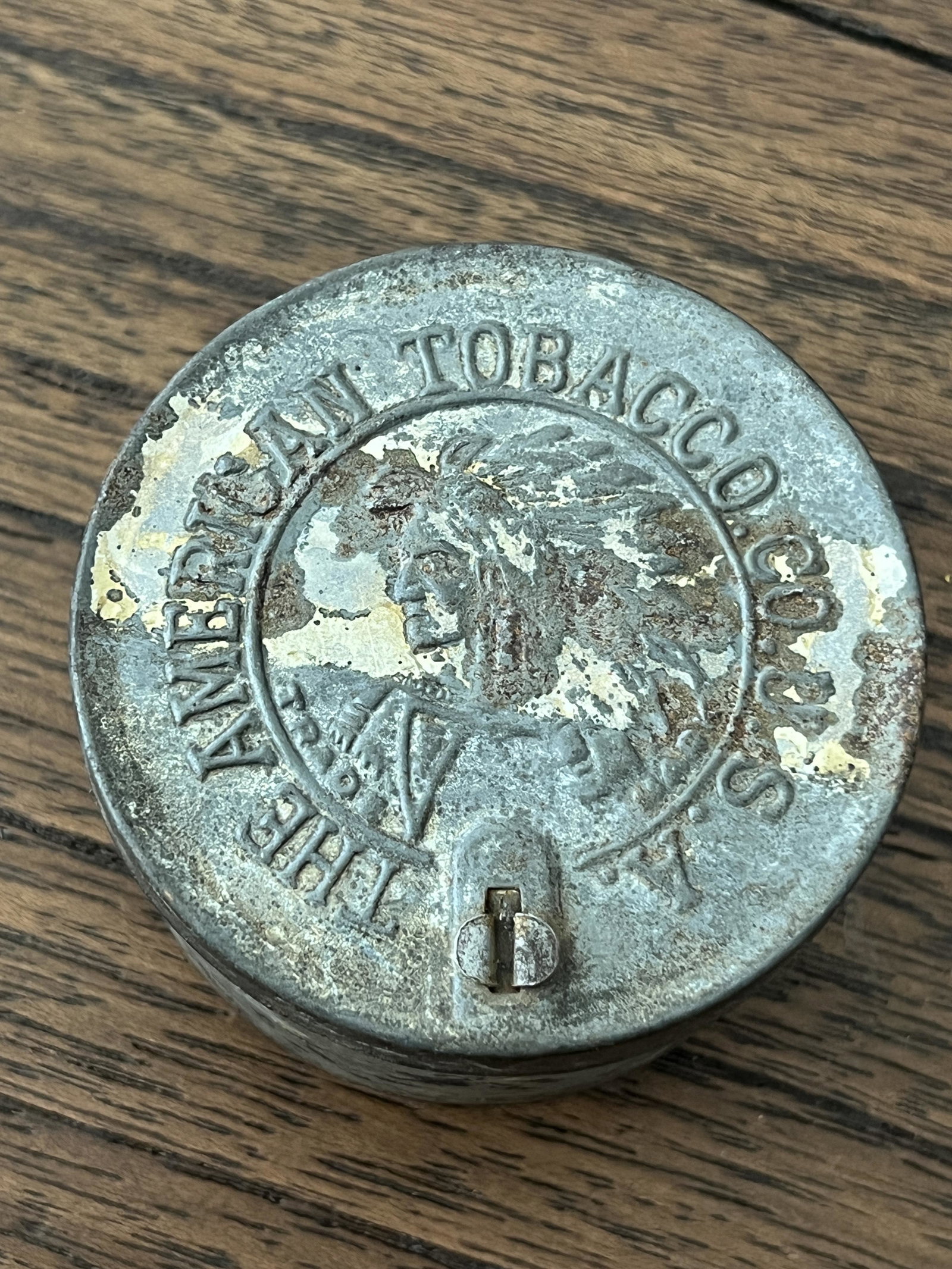 EARLY THE AMERICAN TOBACCO CO. USA NATIVE AMERICAN TOBACCO BOX: EARLY THE AMERICAN TOBACCO CO. USA NATIVE AMERICAN TOBACCO BOX. IN MINT OVERALL SHAPE AND CONDITION WITH A BEAUTIFUL OVERALL PATINA. A GREAT FIND AND AN EXCELLENT ADDITION TO YOUR COLLECTION.