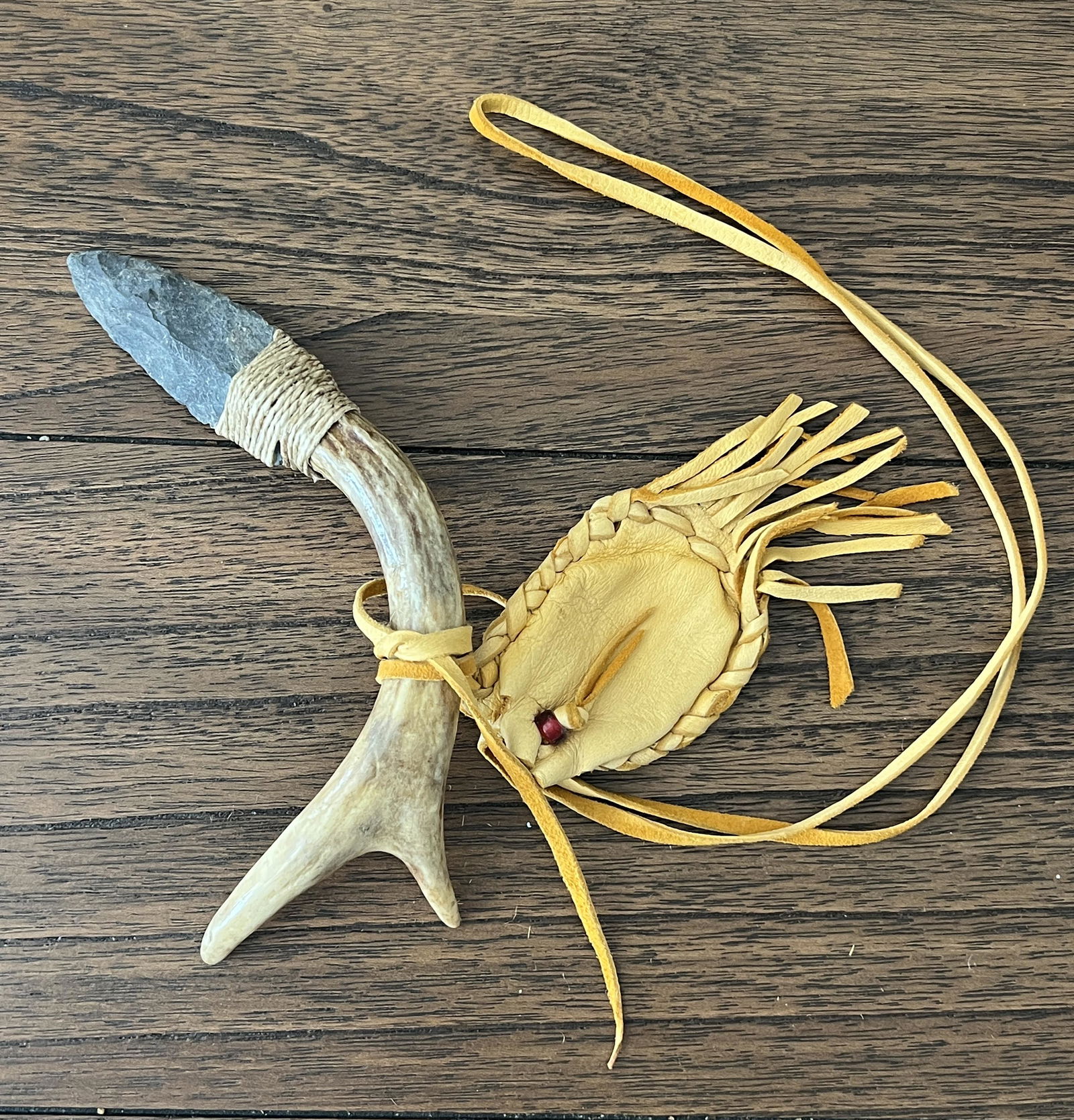 EARLY NATIVE AMERICAN HAND-MADE DAGGER W/ FLINT POUCH: EARLY NATIVE AMERICAN HAND-MADE DAGGER W/ FLINT POUCH. A RARE FIND. IT IS IN MINT OVERALL SHAPE AND CONDITION. BEAUTIFULLY HAND-MADE. PLEASE VIEW ALL DETAILED PICTURES. A GREAT FIND AND AN EXCELLENT A