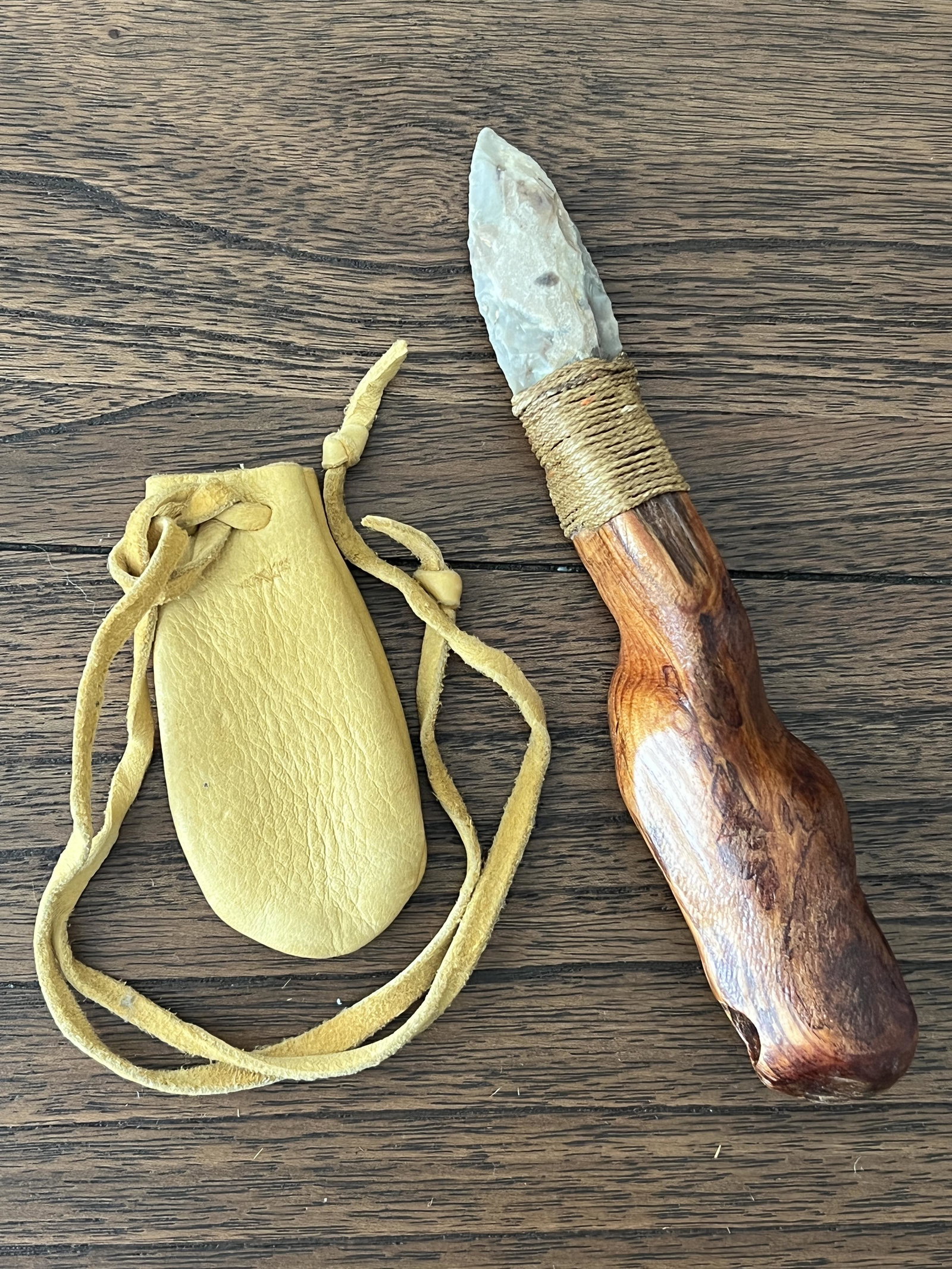 EARLY NATIVE AMERICAN HAND-MADE DAGGER W/ FLINT POUCH: EARLY NATIVE AMERICAN HAND-MADE DAGGER W/ FLINT POUCH. A RARE FIND. IT IS IN MINT OVERALL SHAPE AND CONDITION. BEAUTIFULLY HAND-MADE. PLEASE VIEW ALL DETAILED PICTURES. A GREAT FIND AND AN EXCELLENT A
