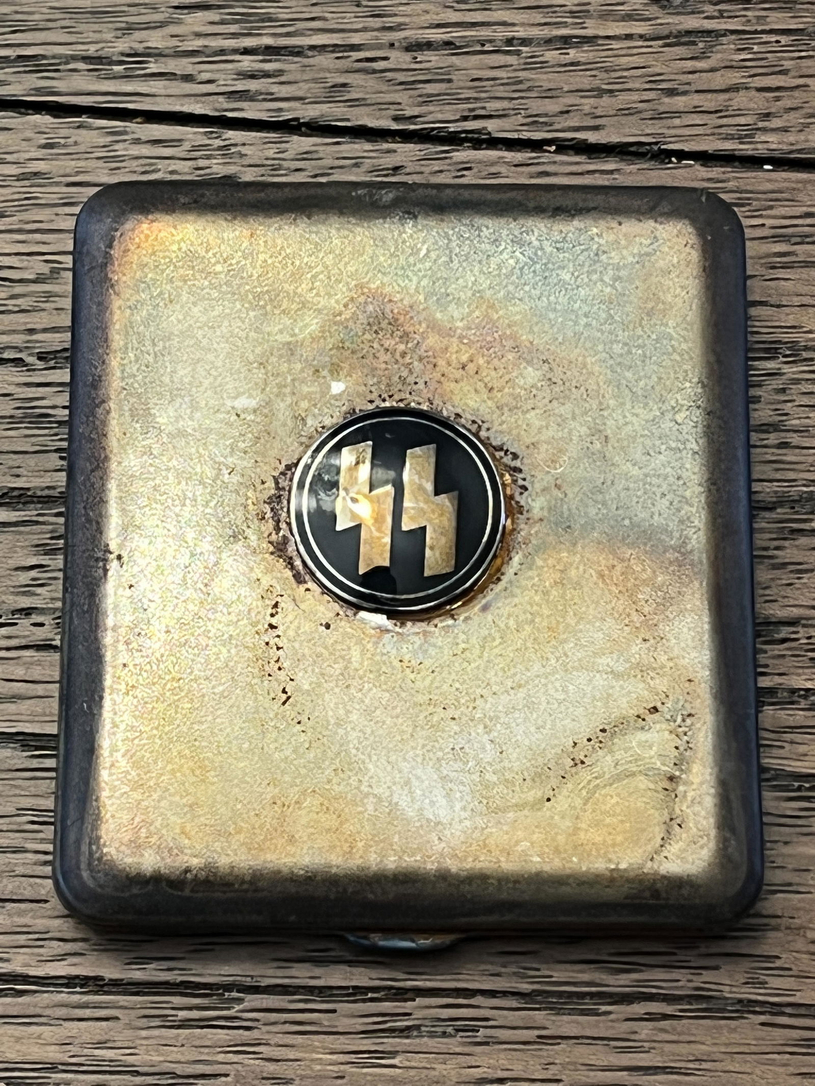 RARE WW2 GERMAN WAFFEN SS OFFICER CIGARETTE CASE W/MAKER MARKS: RARE WW2 GERMAN WAFFEN SS OFFICER CIGARETTE CASE W/MAKER MARKS. A RARE FIND. IT IS IN MINT OVERALL SHAPE AND CONDITION WITH A BEAUTIFUL OVERALL PATINA. HAS A GREAT LOOK TO IT WITH AN EXCELLENT OVERALL