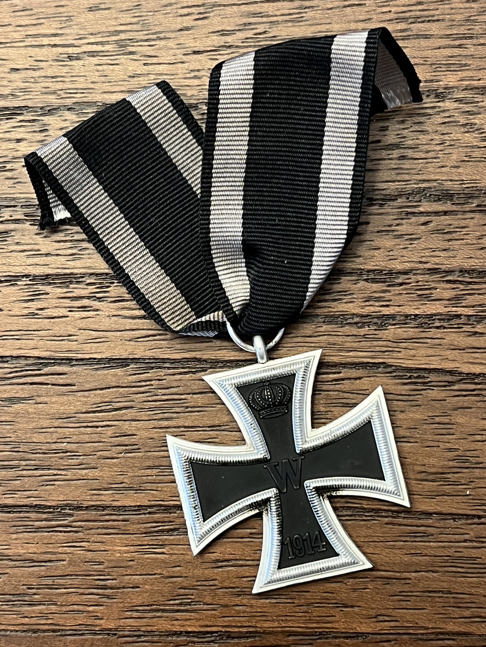 RAR WW1 GERMAN 1914 IRON CROSS W/RIBBON: RAR WW1 GERMAN 1914 IRON CROSS W/RIBBON. A RARE FIND. IT IS IN MINT OVERALL SHAPE AND CONDITION WITH A BEAUTIFUL OVERALL PATINA. HAS A GREAT LOOK TO IT WITH AN EXCELLENT OVERALL EYE APPEAL. A GREAT FI