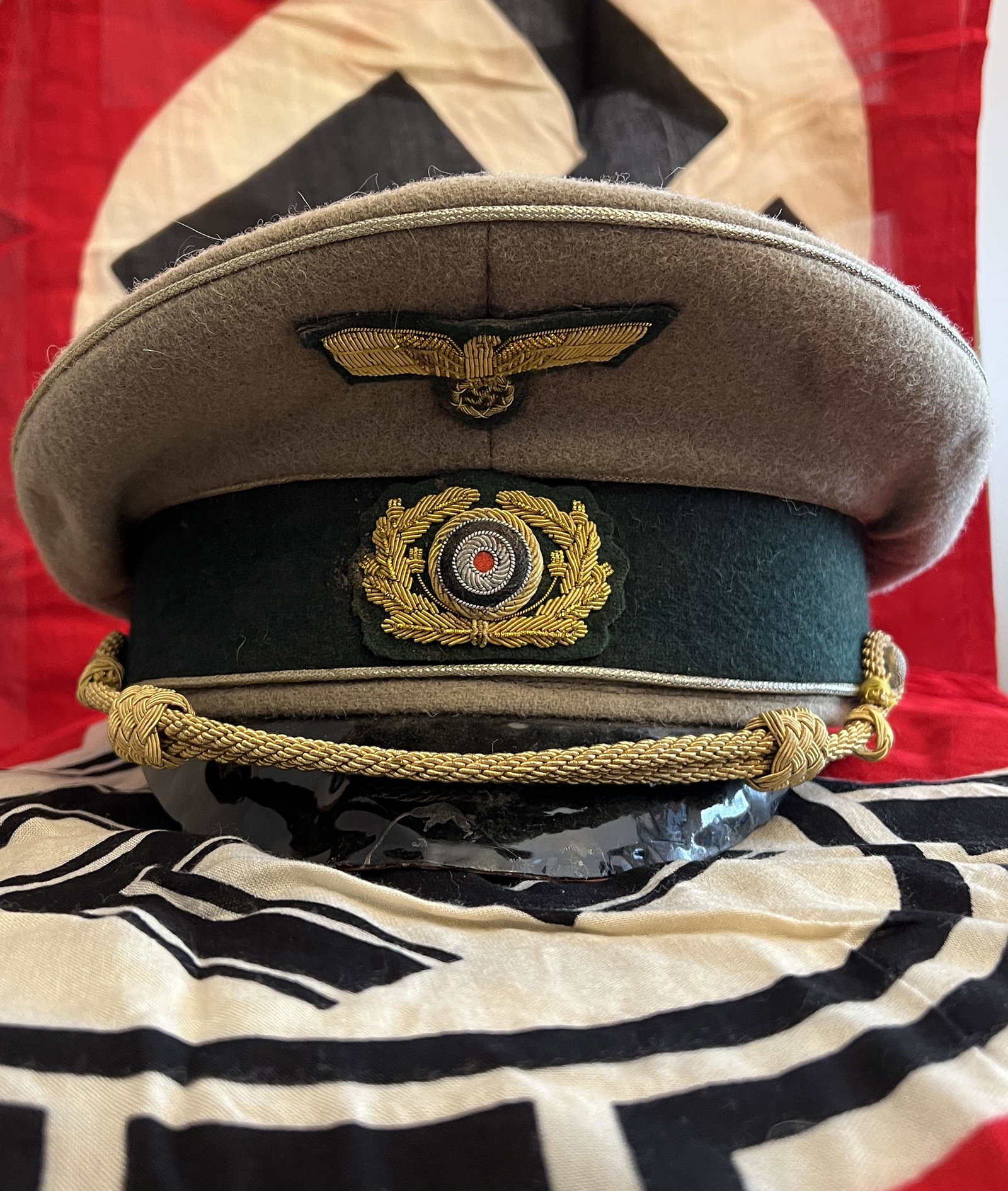 WW2 GERMAN ARMY FIELD MARSHAL GENERAL VISOR CAP W/MAKER MARKS: WW2 GERMAN ARMY FIELD MARSHAL GENERAL VISOR CAP W/MAKER MARKS. A VERY RARE FIND. IT IS IN MINT OVERALL SHAPE AND CONDITION WITH A BEAUTIFUL OVERALL PATINA. HAS A GREAT LOOK TO IT WITH AN EXCELLENT OVE