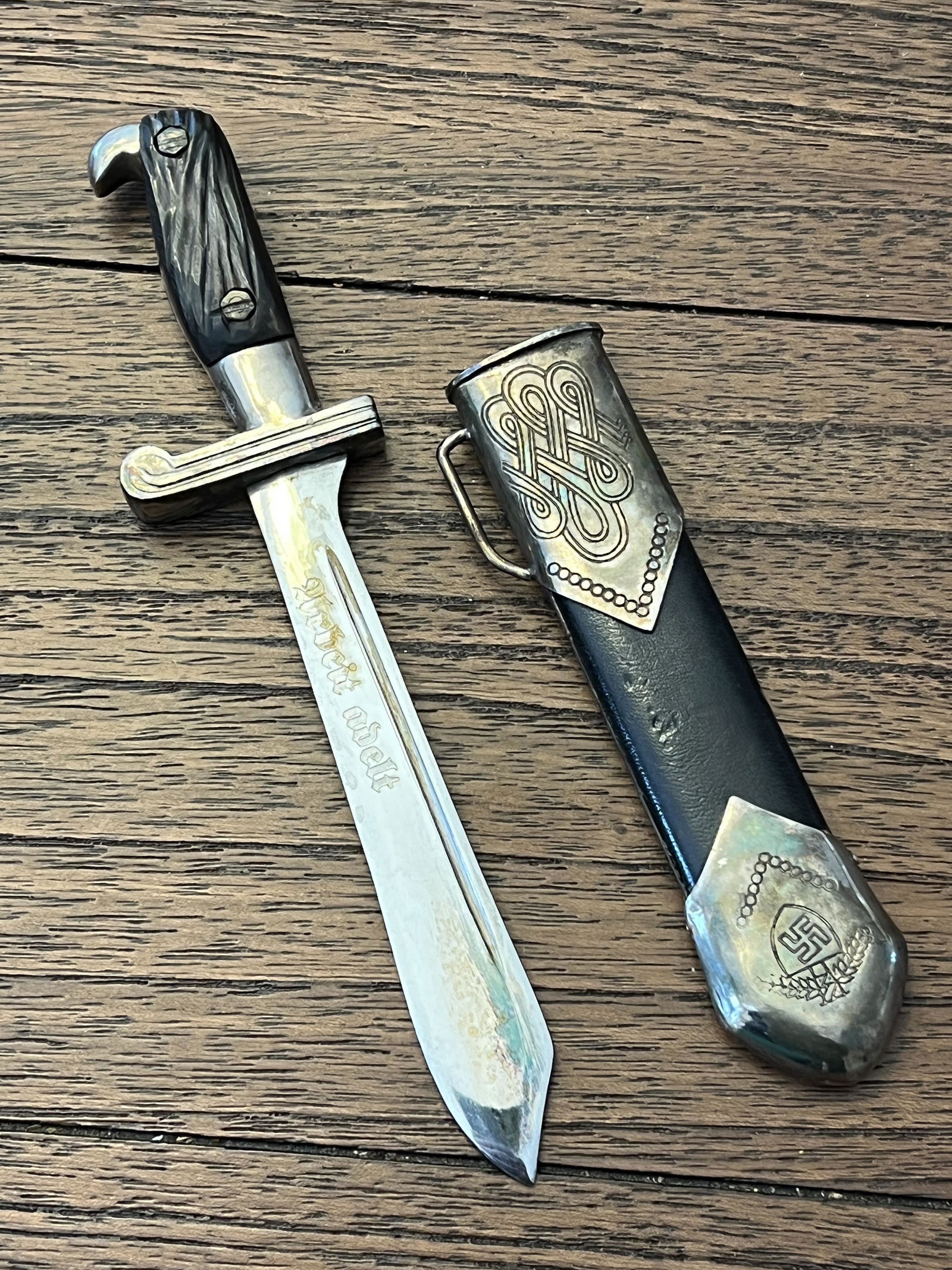 RARE MINITAURE WW2 GERMAN RAD DAGGER LETTER OPENER: RARE MINITAURE WW2 GERMAN RAD DAGGER LETTER OPENER. A RARE FIND. IT IS IN MINT OVERALL SHAPE AND CONDITION WITH A BEAUTIFUL OVERALL PATINA. PLEASE VIEW ALL DETAILED PICTURES. A GREAT FIND AND AN EXCEL