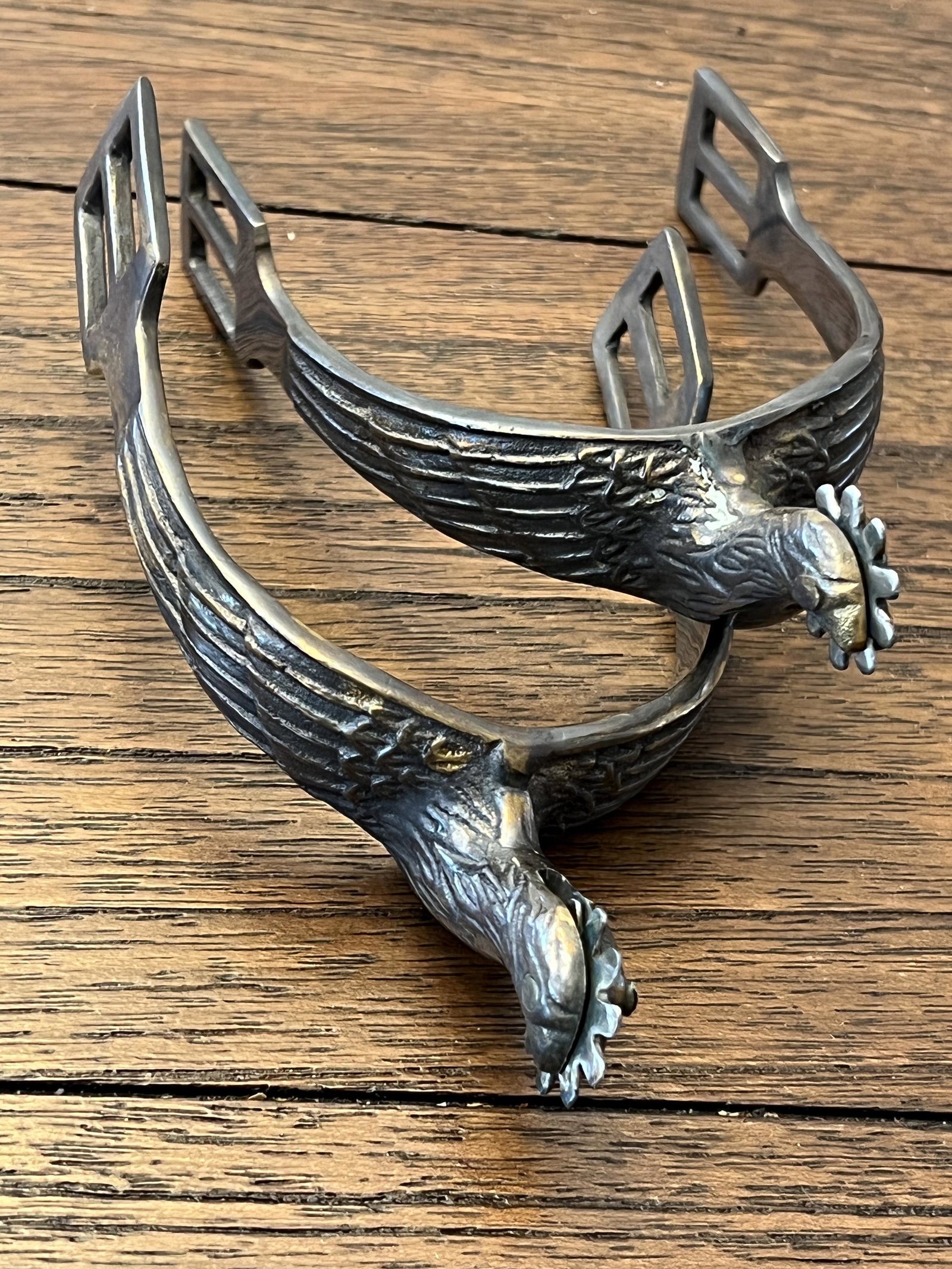 PAIR OF (2) CIVIL WAR OFFICER CONFEDERATE SPURS: PAIR OF (2) CIVIL WAR OFFICER CONFEDERATE SPURS. A RARE FIND. THEY ARE IN MINT OVERALL SHAPE AND CONDITION WITH A BEAUTIFUL OVERALL PATINA. PLEASE VIEW ALL DETAILED PICTURES. A GREAT FIND AND AN EXCEL