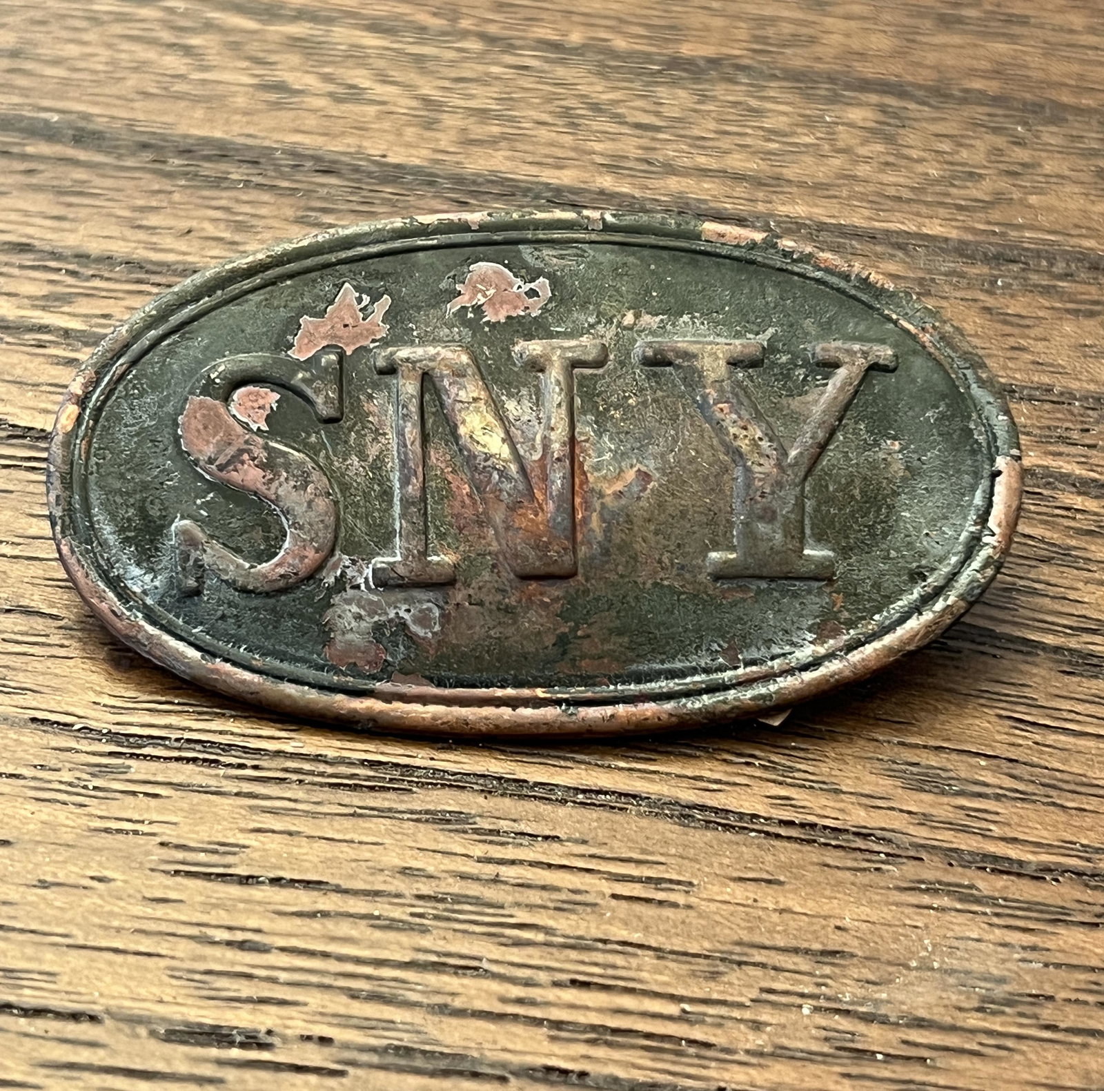 RARE CIVIL WAR SNY UNION CARTRIDGE BOX PLATE W/MAKER TAG: RARE CIVIL WAR SNY UNION CARTRIDGE BOX PLATE W/MAKER TAG - W. STOKES KIRK. A RARE FIND. IT IS IN MINT OVERALL SHAPE AND CONDITION WITH A BEAUTIFUL OVERALL PATINA. HAS A GREAT LOOK TO IT WITH AN EXCELL