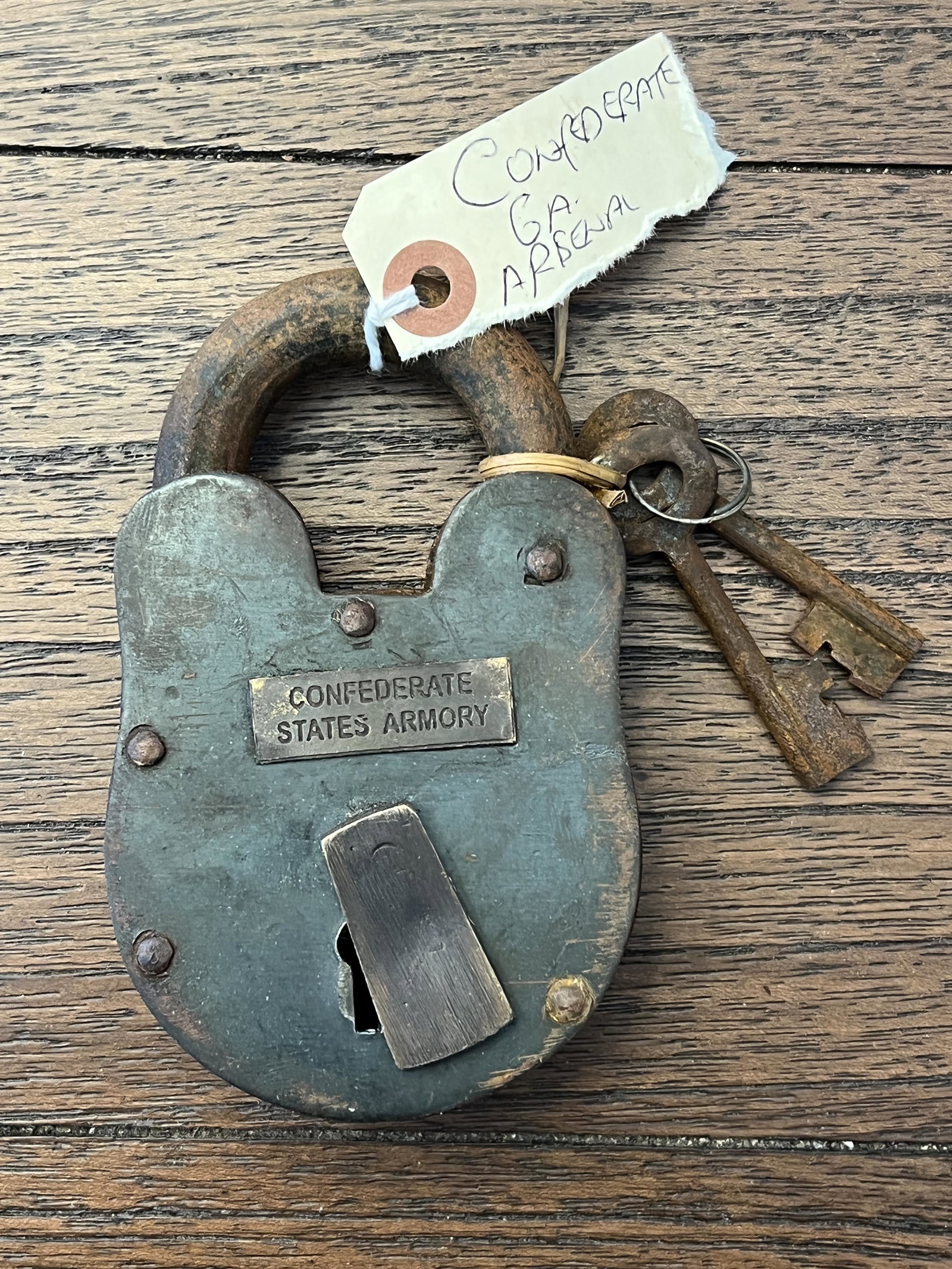 RARE CIVIL WAR CONFEDERATE GEORGIA ARSENAL LOCK WITH KEYS: RARE CIVIL WAR CONFEDERATE GEORGIA ARSENAL LOCK WITH KEYS. A RARE FIND. IT IS IN MINT OVERALL SHAPE AND CONDITION WITH A BEAUTIFUL OVERALL PATINA. HAS A GREAT LOOK TO IT WITH AN EXCELLENT OVERALL EYE 