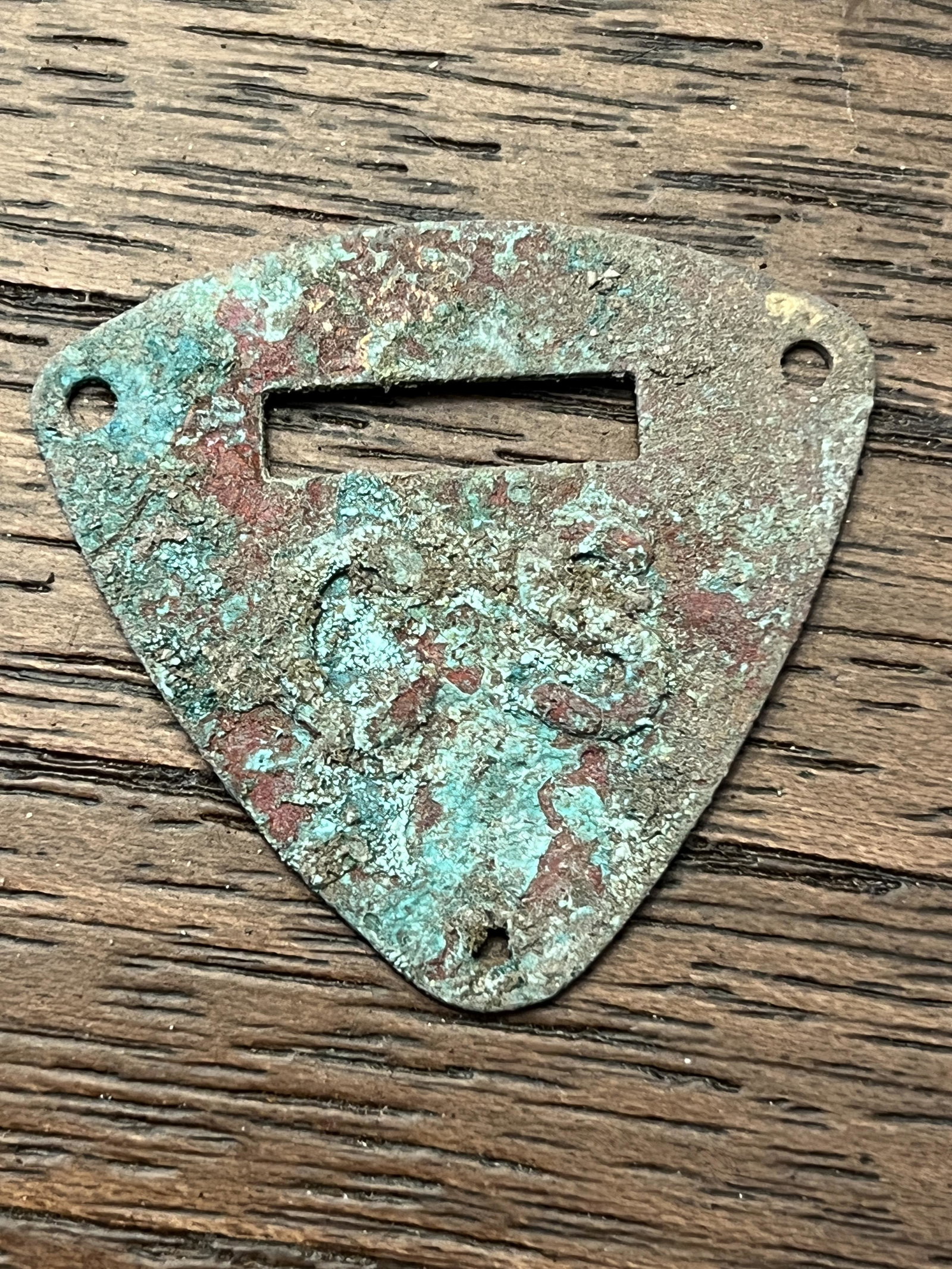 RARE CIVIL WAR CONFEDERATE C.S. SADDLE SHIELD PLATE: RARE CIVIL WAR CONFEDERATE C.S. SADDLE SHIELD PLATE. A RARE FIND. IT IS IN MINT OVERALL SHAPE AND CONDITION WITH A BEAUTIFUL OVERALL PATINA. HAS A GREAT LOOK TO IT WITH AN EXCELLENT OVERALL EYE APPEAL