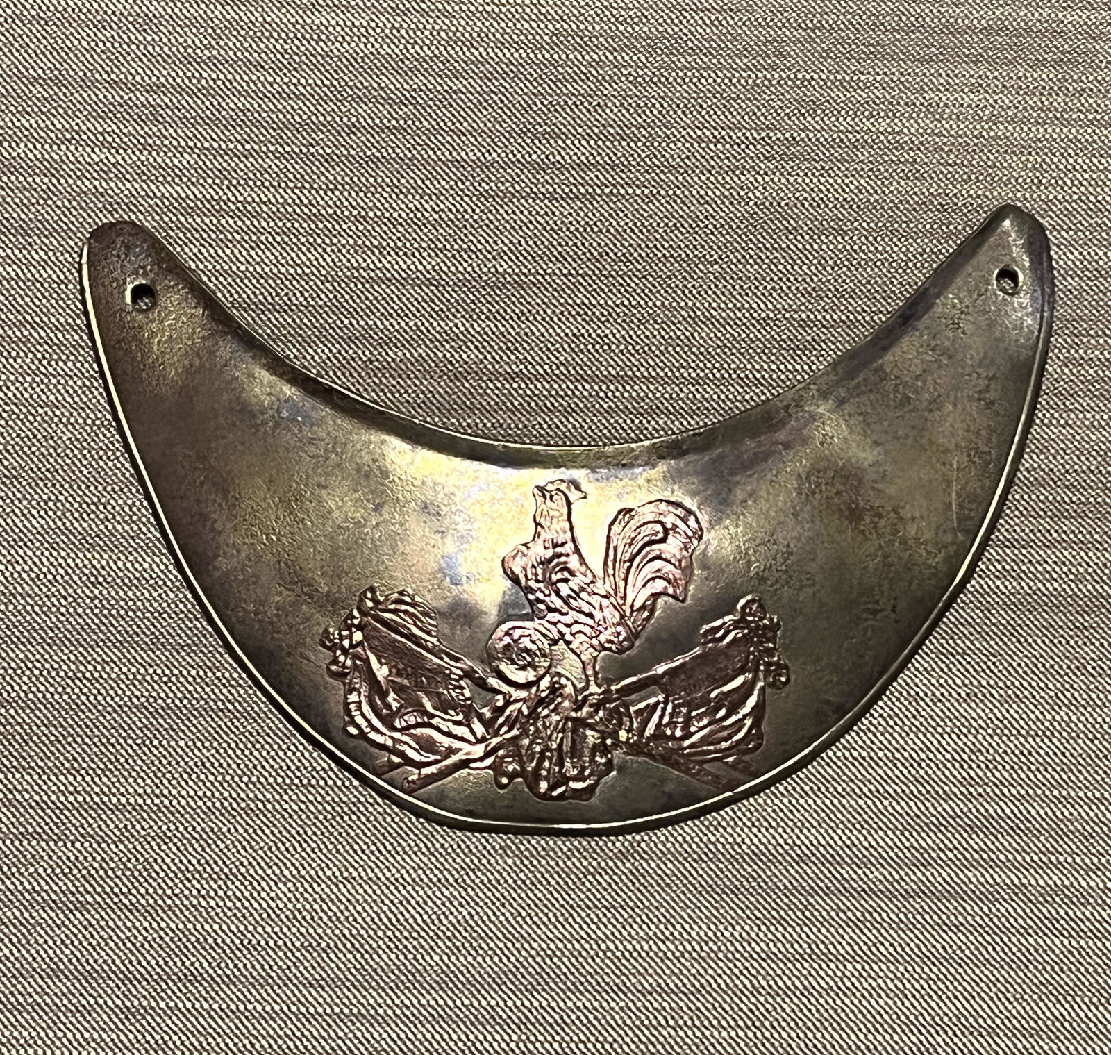 ANTIQUE REVOLUTIONARY WAR ERA OFFICER GORGET: ANTIQUE REVOLUTIONARY WAR ERA OFFICER GORGET. A RARE FIND. IT IS IN MINT OVERALL SHAPE AND CONDITION WITH A BEAUTIFUL OVERALL PATINA. A GREAT FIND AND AN EXCELLENT ADDITION TO YOUR COLLECTION.