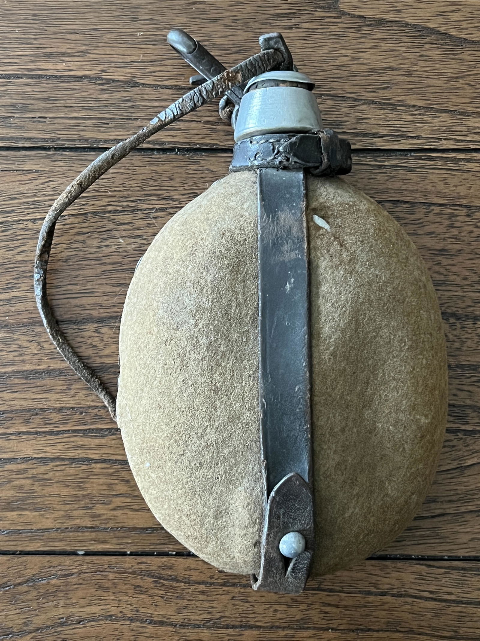 RARE WW2 GERMAN CANVAS CANTEEN: RARE WW2 GERMAN CANVAS CANTEEN. A RARE FIND. IT IS IN MINT OVERALL SHAPE AND CONDITION WITH A BEAUTIFUL OVERALL PATINA. PLEASE VIEW ALL DETAILED PICTURES. A GREAT FIND AND AN EXCELLENT ADDITION TO YOU