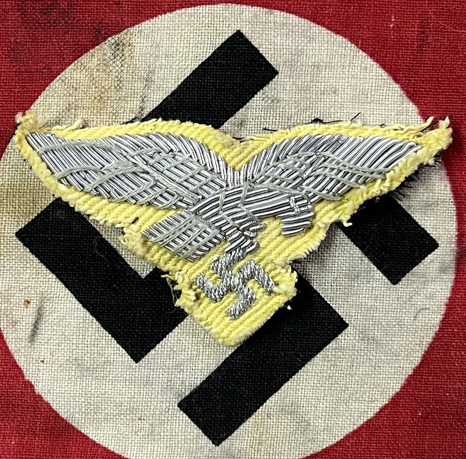 RARE WW2 GERMAN LUFTWAFFE PILOTS HAT INSIGNIA: RARE WW2 GERMAN LUFTWAFFE PILOTS HAT INSIGNIA. IN GOOD USED SHAPE AND CONDITION WITH A BEAUTIFUL OVERALL PATINA. PLEASE VIEW ALL DETAILED PICTURES. A GREAT FIND AND AN EXCELLENT ADDITION TO YOUR COLLE
