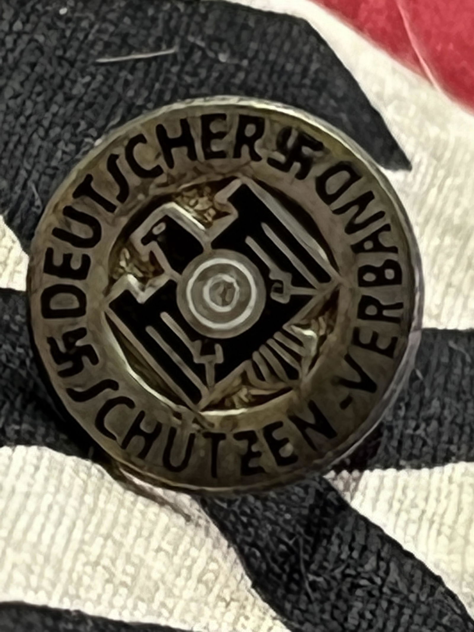 WW2 GERMAN DEUTSCHER SCHUTZEN-VERBAN DAGGER INSIGNIA: WW2 GERMAN DEUTSCHER SCHUTZEN-VERBAN DAGGER INSIGNIA. A RARE FIND. IT IS IN MINT OVERALL SHAPE AND CONDITION WITH A BEAUTIFUL OVERALL PATINA. HAS A GREAT LOOK TO IT WITH AN EXCELLENT OVERALL EYE APPEA