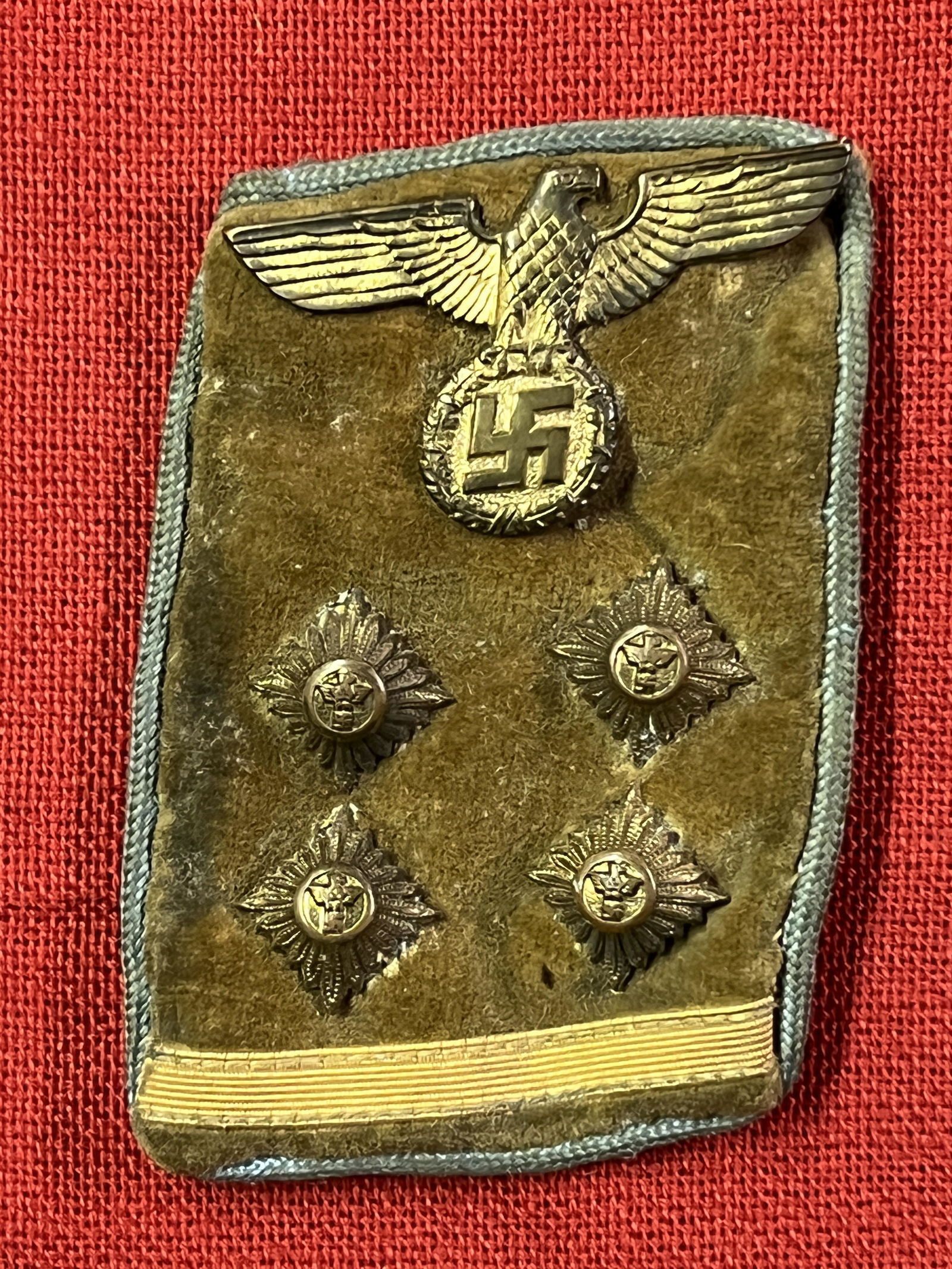 WW2 GERMAN NAZI NSDAP POLITICAL LEADER COLLAR TAB: WW2 GERMAN NAZI NSDAP POLITICAL LEADER COLLAR TAB. A RARE FIND. IT IS IN MINT OVERALL SHAPE AND CONDITION WITH A BEAUTIFUL OVERALL PATINA. A GREAT FIND AND AN EXCELLENT ADDITION TO YOUR COLLECTION.