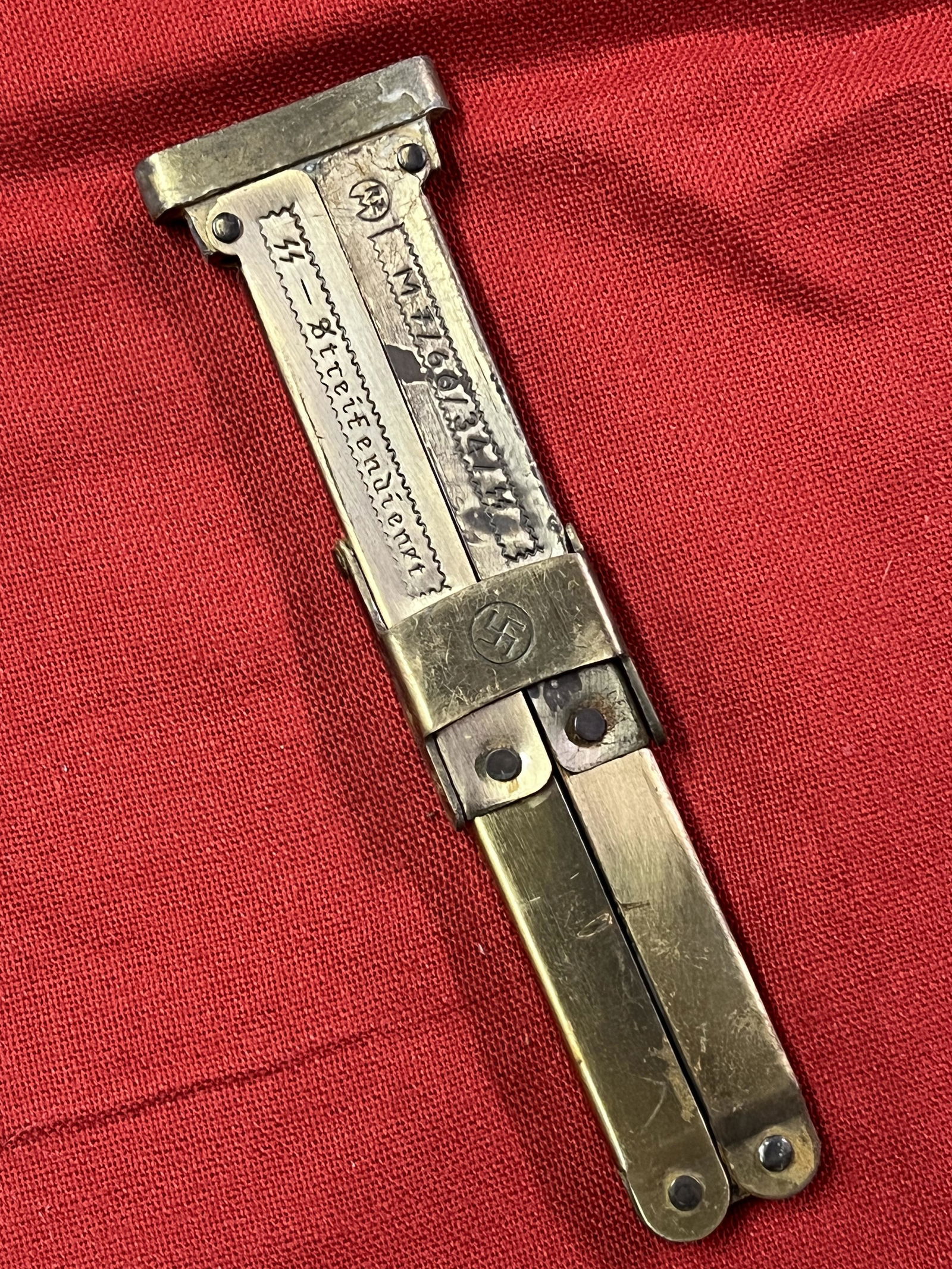 WW2 GERMAN PARATROOPER SS FOLDING DAGGER KNIFE: WW2 GERMAN PARATROOPER SS FOLDING DAGGER KNIFE. A RARE FIND. IT IS IN MINT OVERALL SHAPE AND CONDITION WITH A BEAUTIFUL OVERALL PATINA. HAS A GREAT LOOK TO IT WITH AN EXCELLENT OVERALL EYE APPEAL. PER