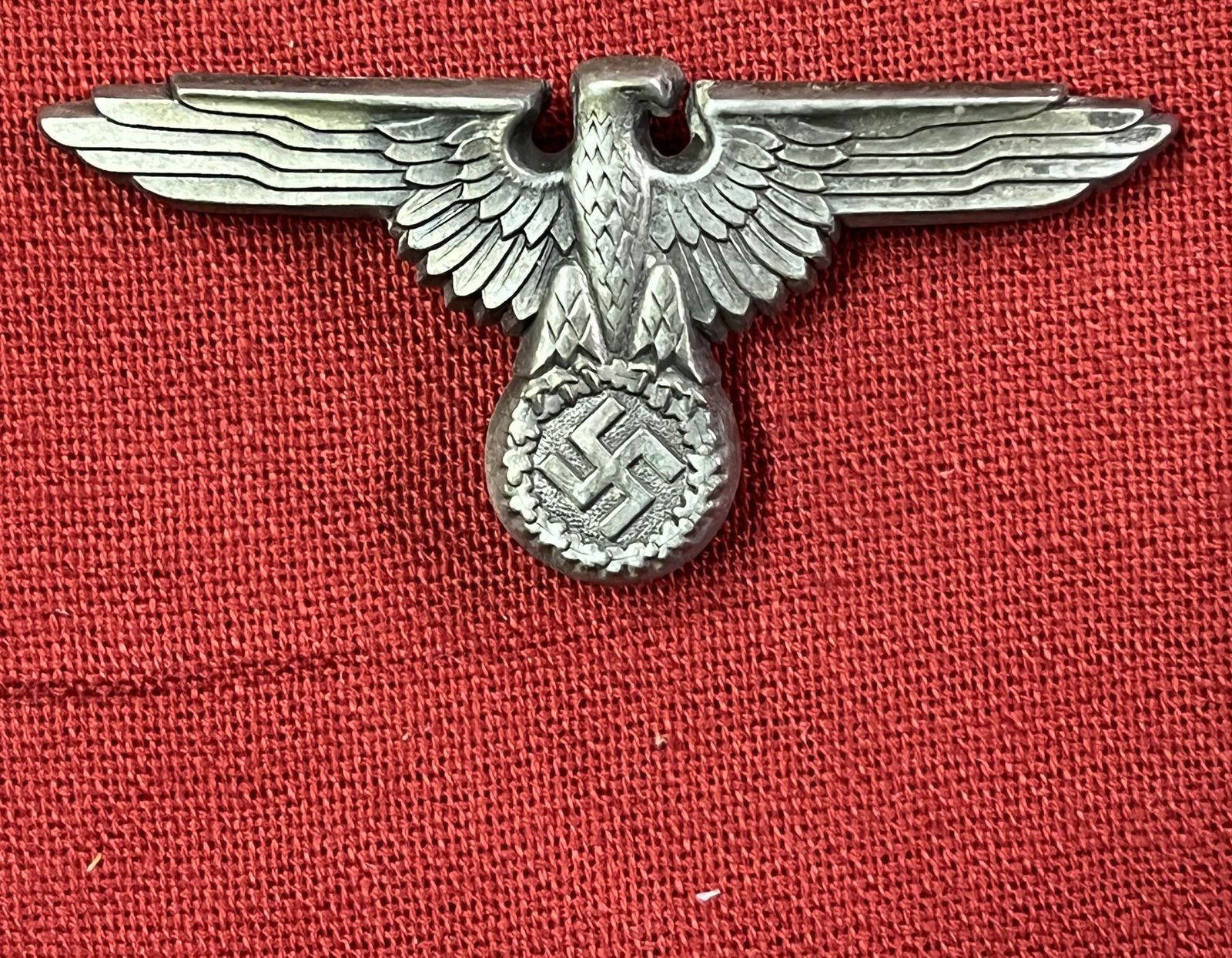 RARE WW2 GERMAN WAFFEN SS VISOR CAP EAGLE W/RZM MARKS: RARE WW2 GERMAN WAFFEN SS VISOR CAP EAGLE W/RZM MARKS. A RARE FIND. IT IS IN MINT OVERALL SHAPE AND CONDITION WITH A BEAUTIFUL OVERALL PATINA. HAS A GREAT LOOK TO IT WITH AN EXCELLENT OVERALL EYE APPE