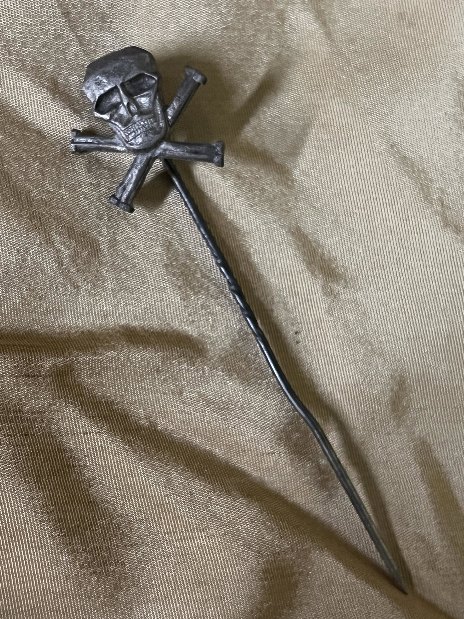 RARE WW2 GERMAN TOTENKOPF SKULL PIN: RARE WW2 GERMAN TOTENKOPF SKULL PIN. A RARE FIND. IT IS IN MINT OVERALL SHAPE AND CONDITION. A GREAT FIND AND AN EXCELLENT ADDITION TO YOUR COLLECTION.