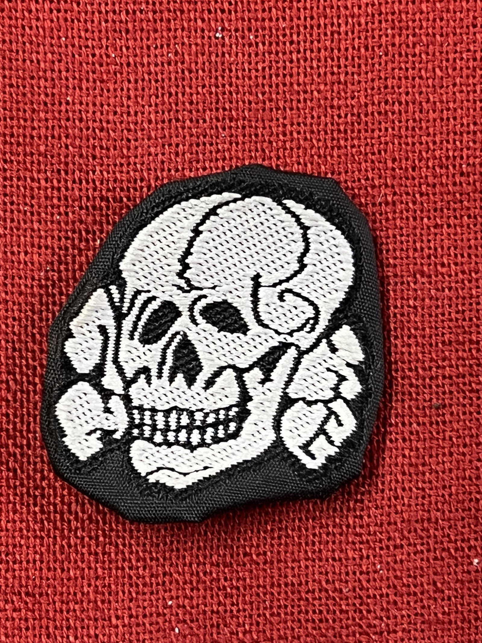 WW2 GERMAN TOTENKOPF SS SKULL HAT INSIGNIA: WW2 GERMAN TOTENKOPF SS SKULL HAT INSIGNIA. A RARE FIND. IT IS IN MINT OVERALL SHAPE AND CONDITION WITH A BEAUTIFUL OVERALL PATINA. PLEASE VIEW ALL DETAILED PICTURES. A GREAT FIND AND AN EXCELLENT ADD